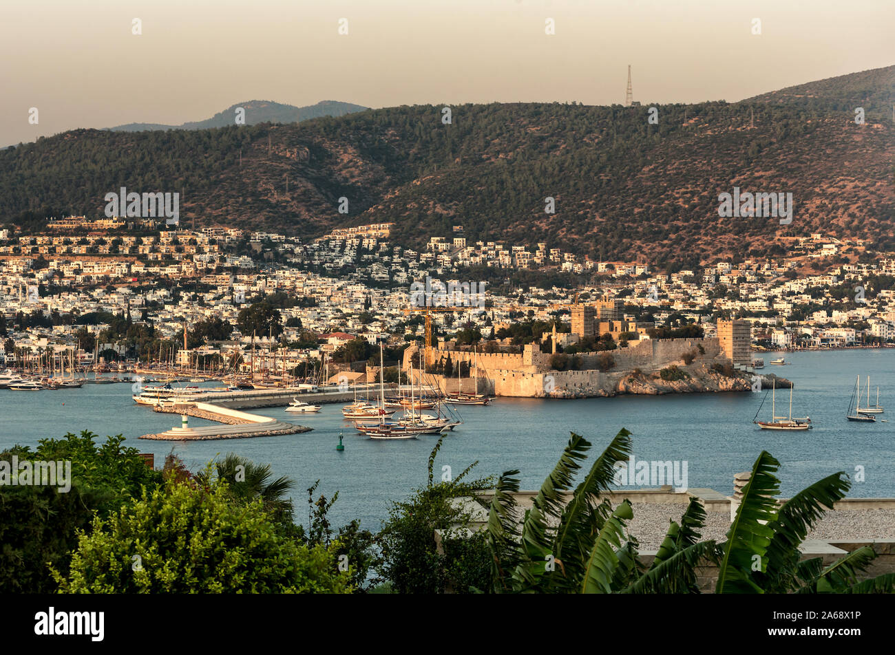 Panoramablick Sonnenuntergang Blick auf die Burg von Bodrum und Marina Bay an der Türkischen Riviera. Bodrum ist eine Stadt und ein Hafen Stadt in der Provinz Mugla, in der südwestlichen Stockfoto