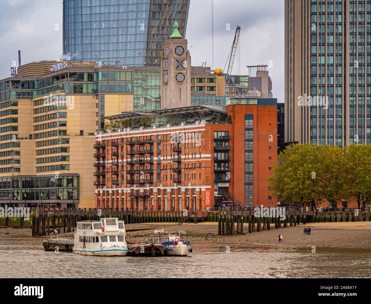 Oxo Tower Wharf auf der Riverside Gehweg von der Londoner South Bank und Bankside Bereiche, UK. Stockfoto