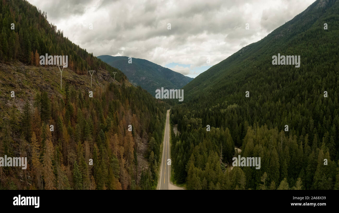 Antenne Panoramablick auf einem Scenic Highway im Tal durch kanadische Berglandschaft. In der Nähe von Creston, British Columbia, Kanada. Stockfoto