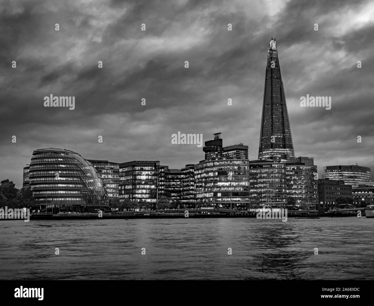 Rathaus und der Shard bei Dämmerung, London, UK. Stockfoto