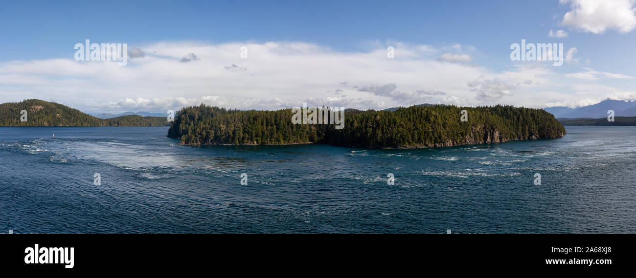 Schöne Panoramasicht auf Parson Insel in der Johnstone Strait während eines sonnigen und bewölkten Tag. In der Nähe von nördlichen Vancouver Island, British Columbia, Stockfoto