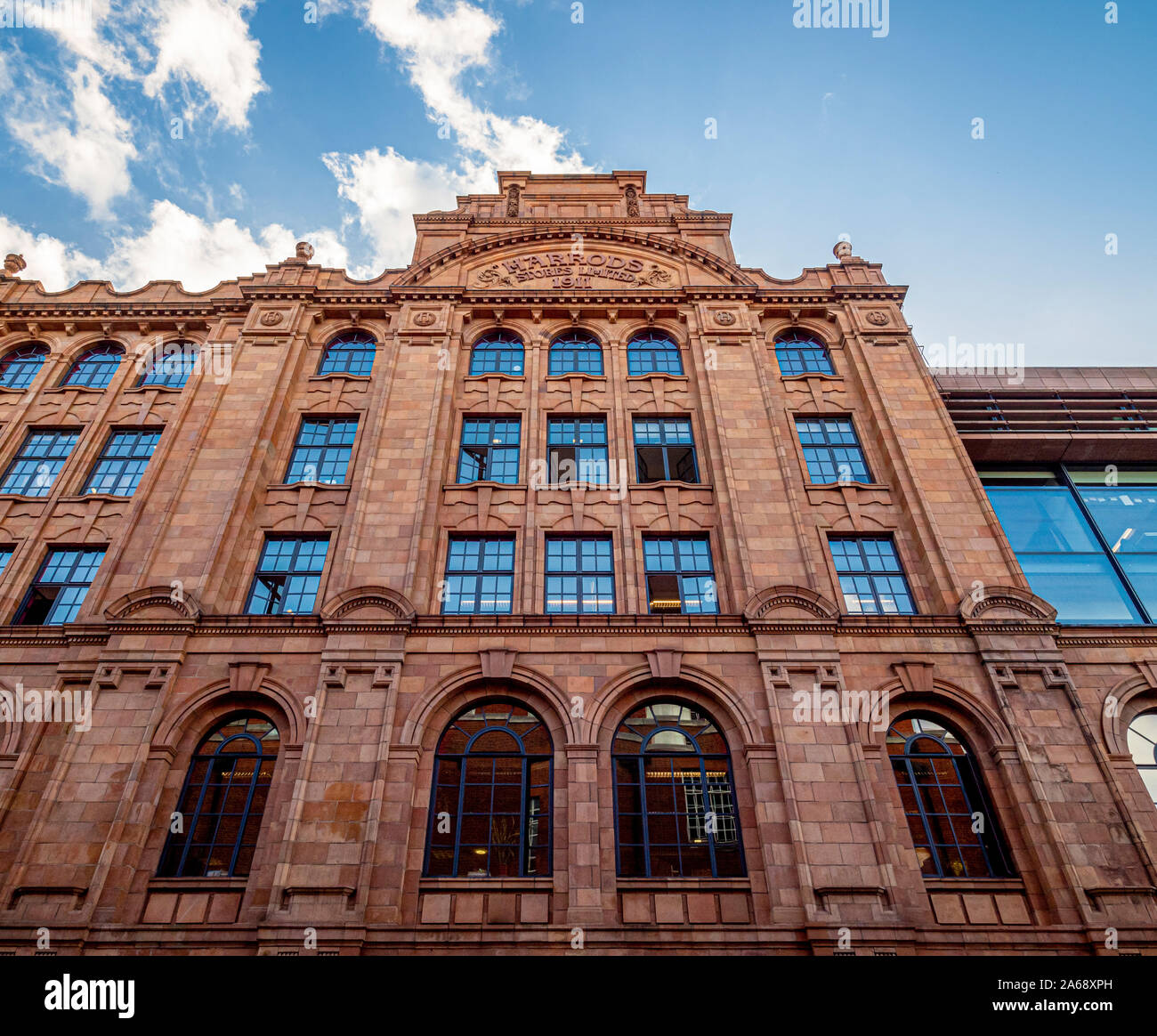 Ehemalige Harrods Depository Gebäude in 60 Sloane Avenue, Chelsea, jetzt in Büros und Einzelhandelsflächen, London, UK umgewandelt. Stockfoto