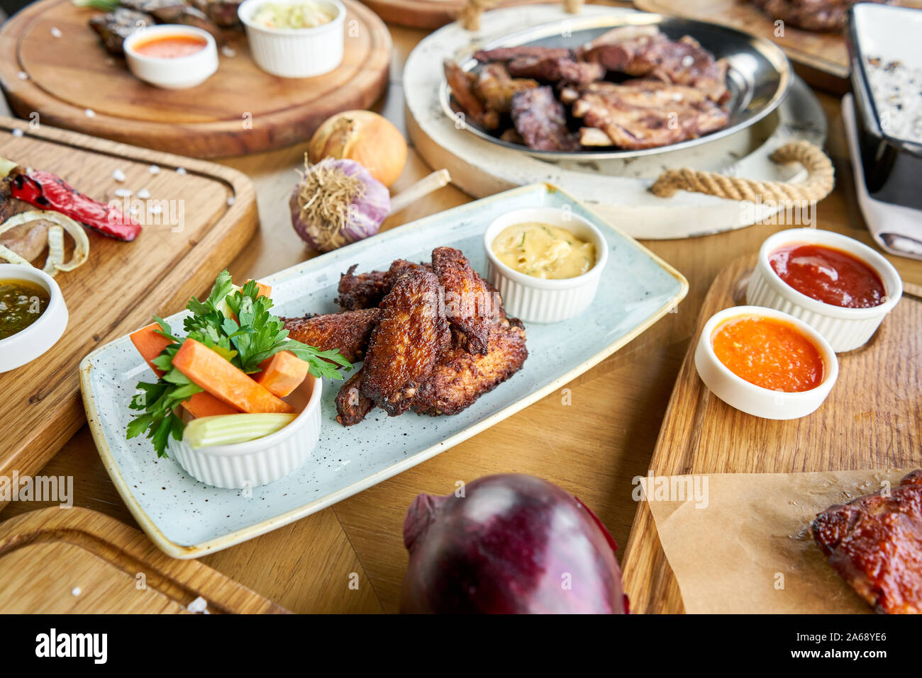 Chicken wings Pommes. Grill Restaurant Menü. Viele verschiedene