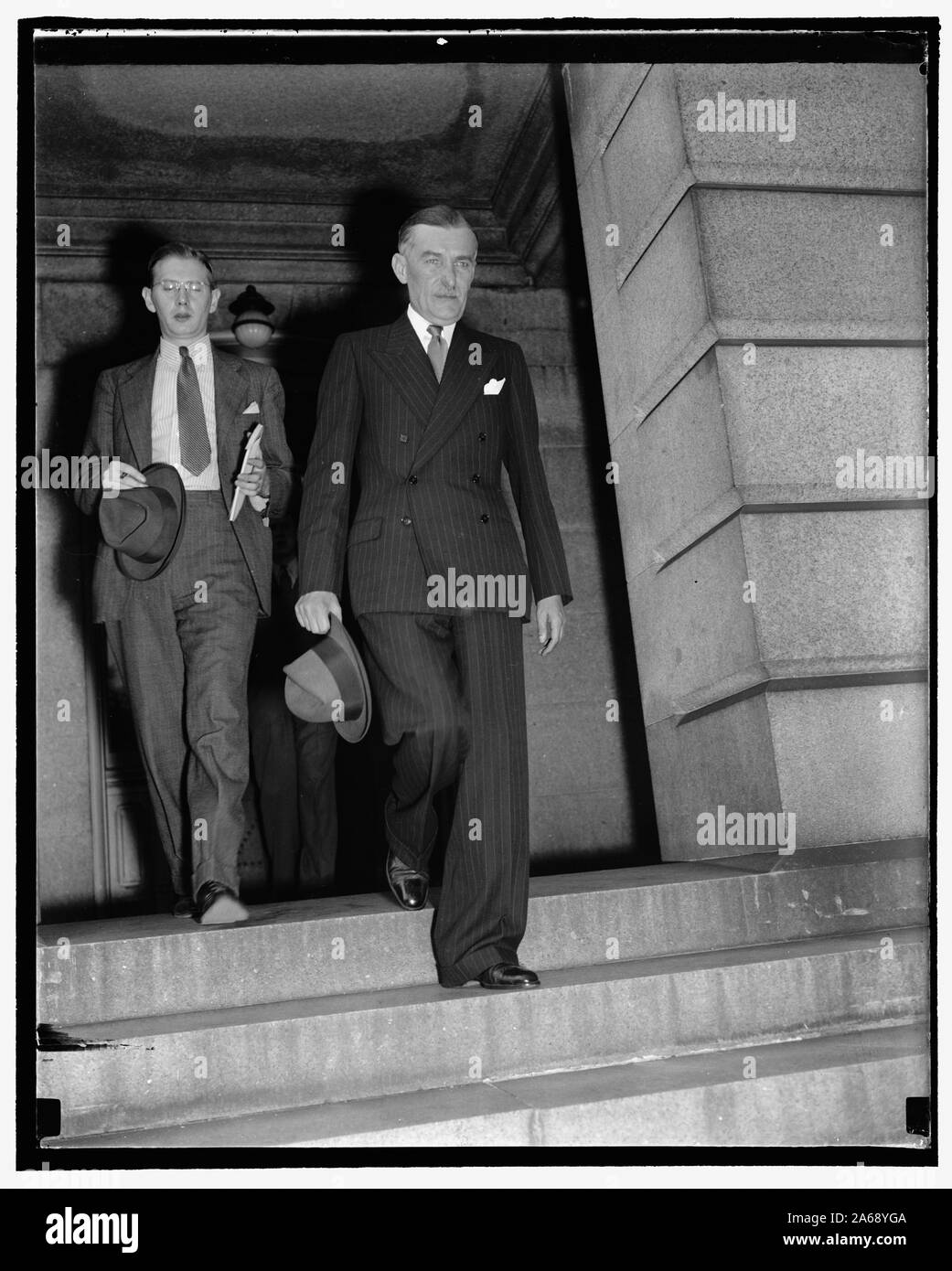Besorgt, Diplomat. Washington, D.C., Sept. 27. Scheinbar verärgert und besorgt, Czechoclovakian Minister Wladimir Hurban wird dargestellt, Verlassen des State Department heute nach einer Konferenz mit Sekretär Rumpf. Der Minister zurück zum Capitol letzte Nacht seinen Posten nach einem Besuch in seiner Heimat, 9/27/38 fortsetzen Stockfoto