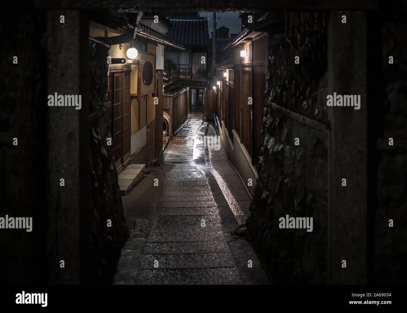 Leere Gasse durch traditionelle Kyoto Nachbarschaft an regnerischen Nacht Stockfoto