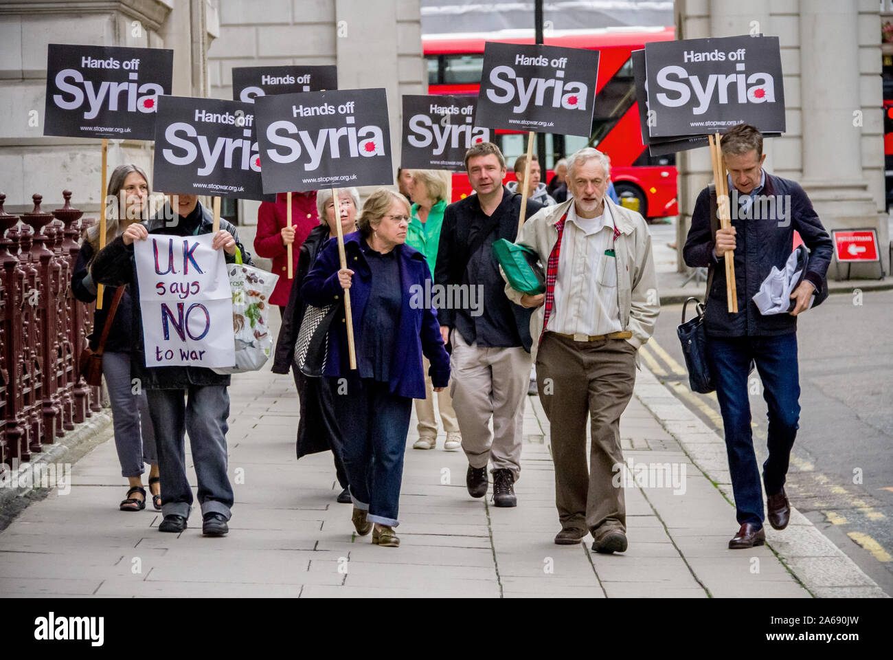 Hände weg von Syrien. Anti-kriegs-Demonstranten aus Stoppt den Krieg Koalition, einschließlich Jeremy Corbyn (Zweiter von rechts), kommen außerhalb des Ministeriums für auswärtige Angelegenheiten und Commonwealth-Fragen gegen US-Staatssekretär John Kerrys Besuch in London das Verlangen der USA nicht militärische Intervention in der syrischen Bürgerkrieg zu protestieren. John Kerry kam unter Reisen Escort mit dem britischen Außenminister William Hague für Gespräche über die aktuelle syrischen Krise zu treffen. London, Großbritannien. Stockfoto