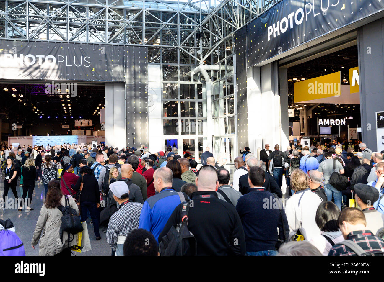 Kunden Linie bis in die PhotoPlus Expo Konferenz im Jacob K. Javits Convention Center in New York statt. Stockfoto
