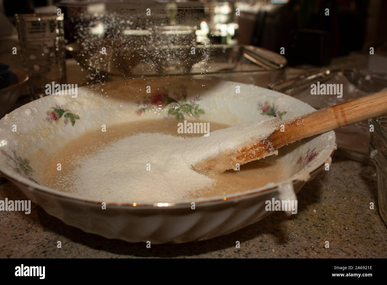 Kochen oder Makkaroni auf den wichtigsten Punkt sieben Mehl und Zucker glas über Eiweiß Stockfoto