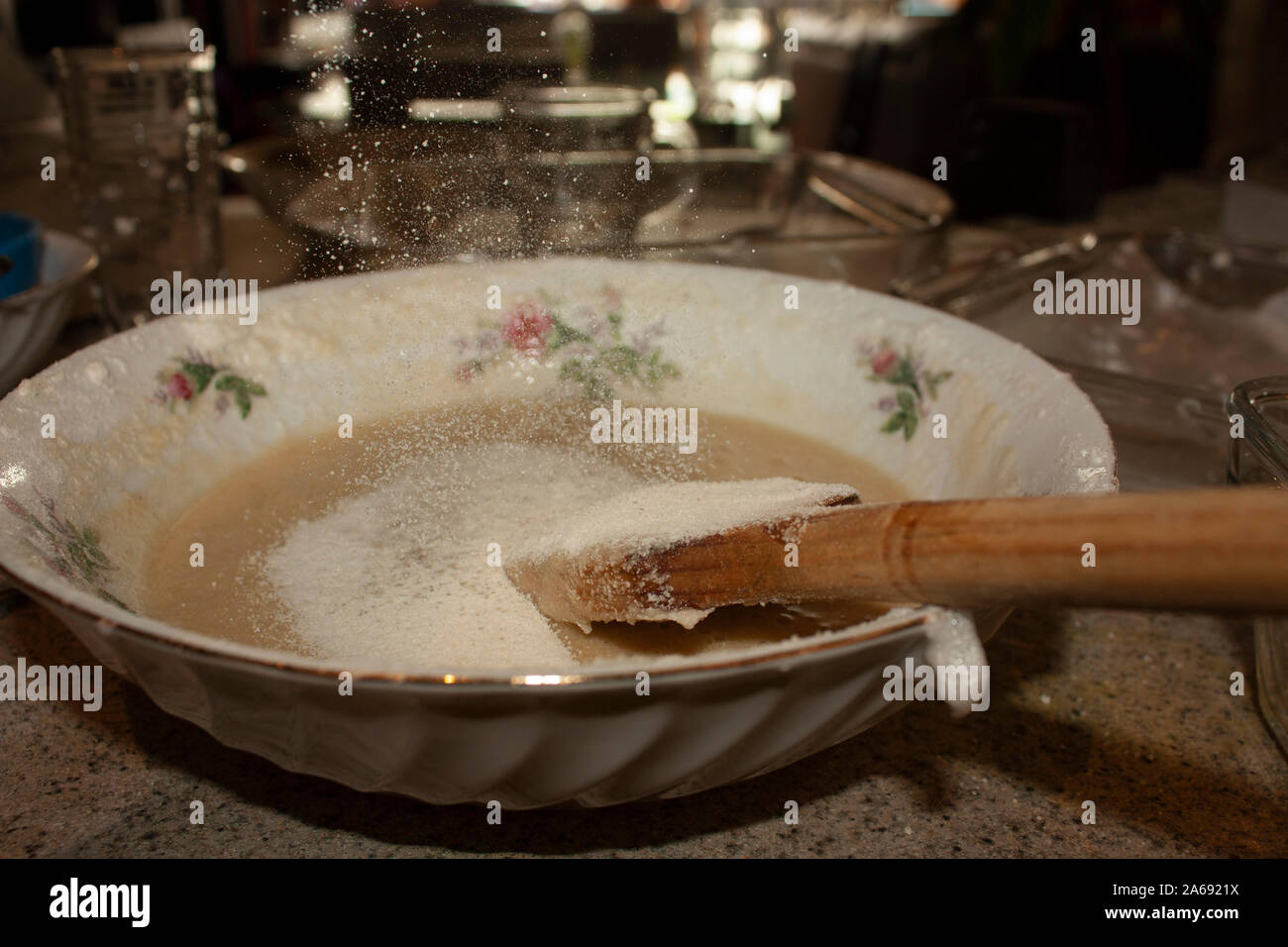 Kochen oder Makkaroni auf den wichtigsten Punkt sieben Mehl und Zucker glas über Eiweiß in eine Schüssel geben. Stockfoto