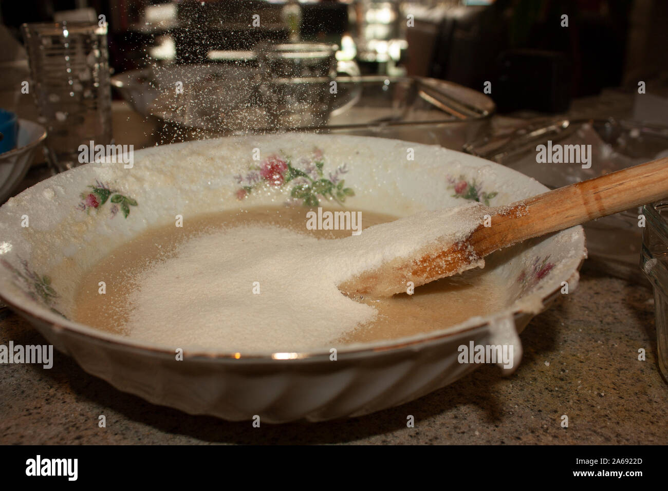 Kochen oder Makkaroni auf den wichtigsten Punkt sieben Mehl und Zucker glas über Eiweiß in eine Schüssel in Mexiko Stockfoto