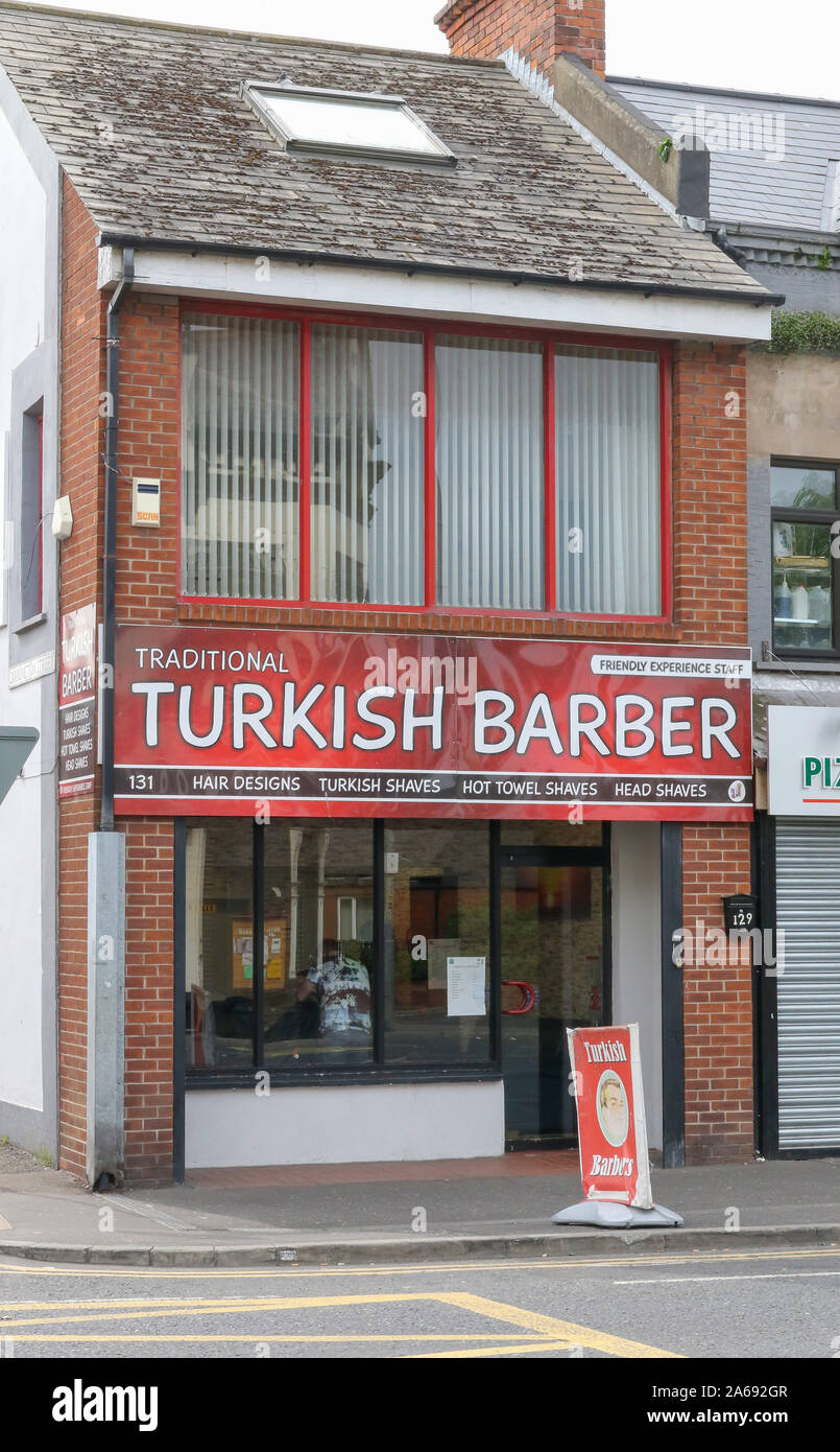 Außerhalb eines Türkischen Friseur vorne an der Hauptstraße mit rotem und weißem türkischen Friseur unterzeichnen. Stockfoto