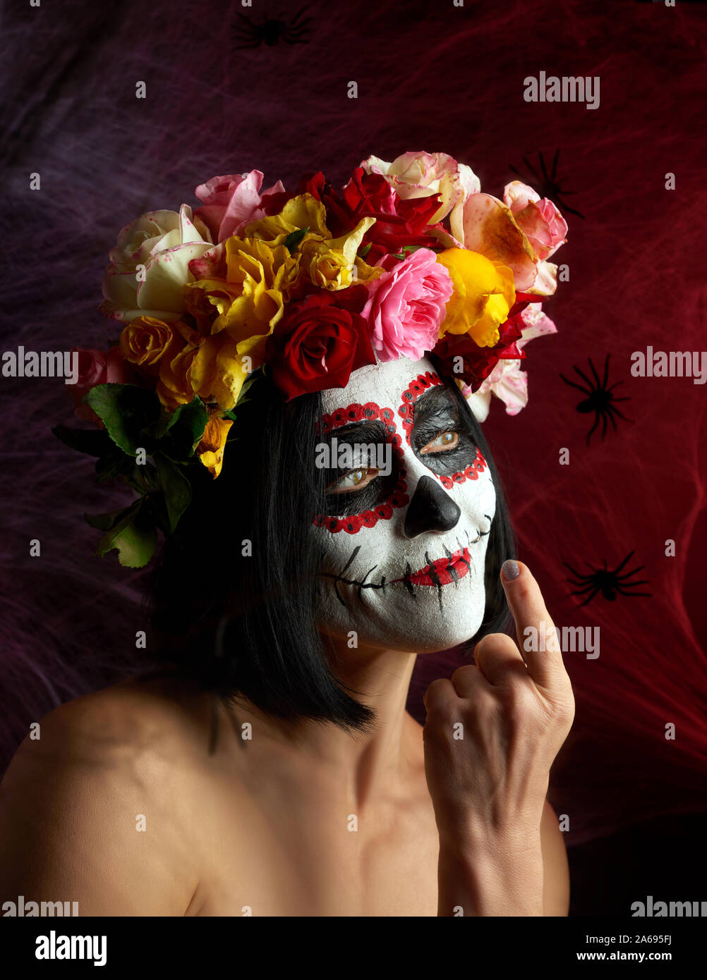 Porträt eines jungen Mädchens mit Make-up im Bild von Katrina für den Urlaub der Tag der Toten. Sugar Skull Make-up. Spinnennetz Hintergrund mit Bl Stockfoto