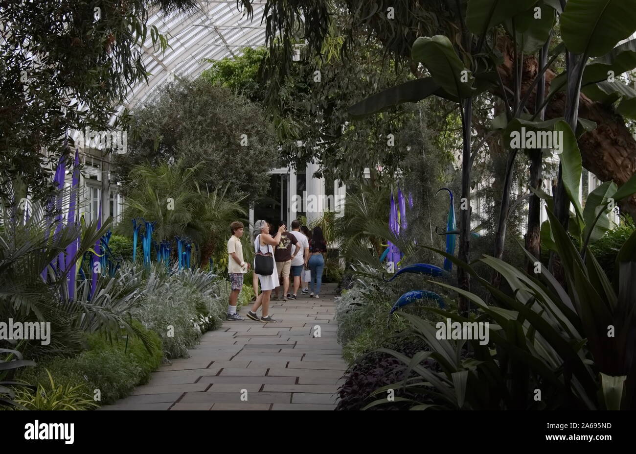 Die Bronx, New York/USA - 13. August 2017: Großmutter und Enkel von Fotos innerhalb der Enid A. Haupt Wintergarten Stockfoto