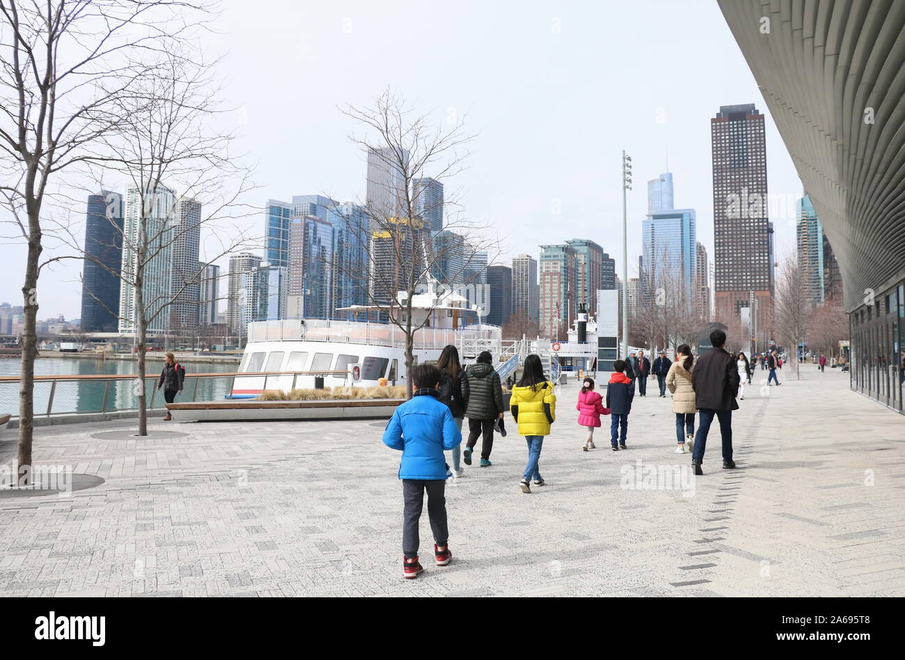 Chicago, IL/USA - 28. März 2018: Touristen wandern an der Chicago Riverwalk Stockfoto