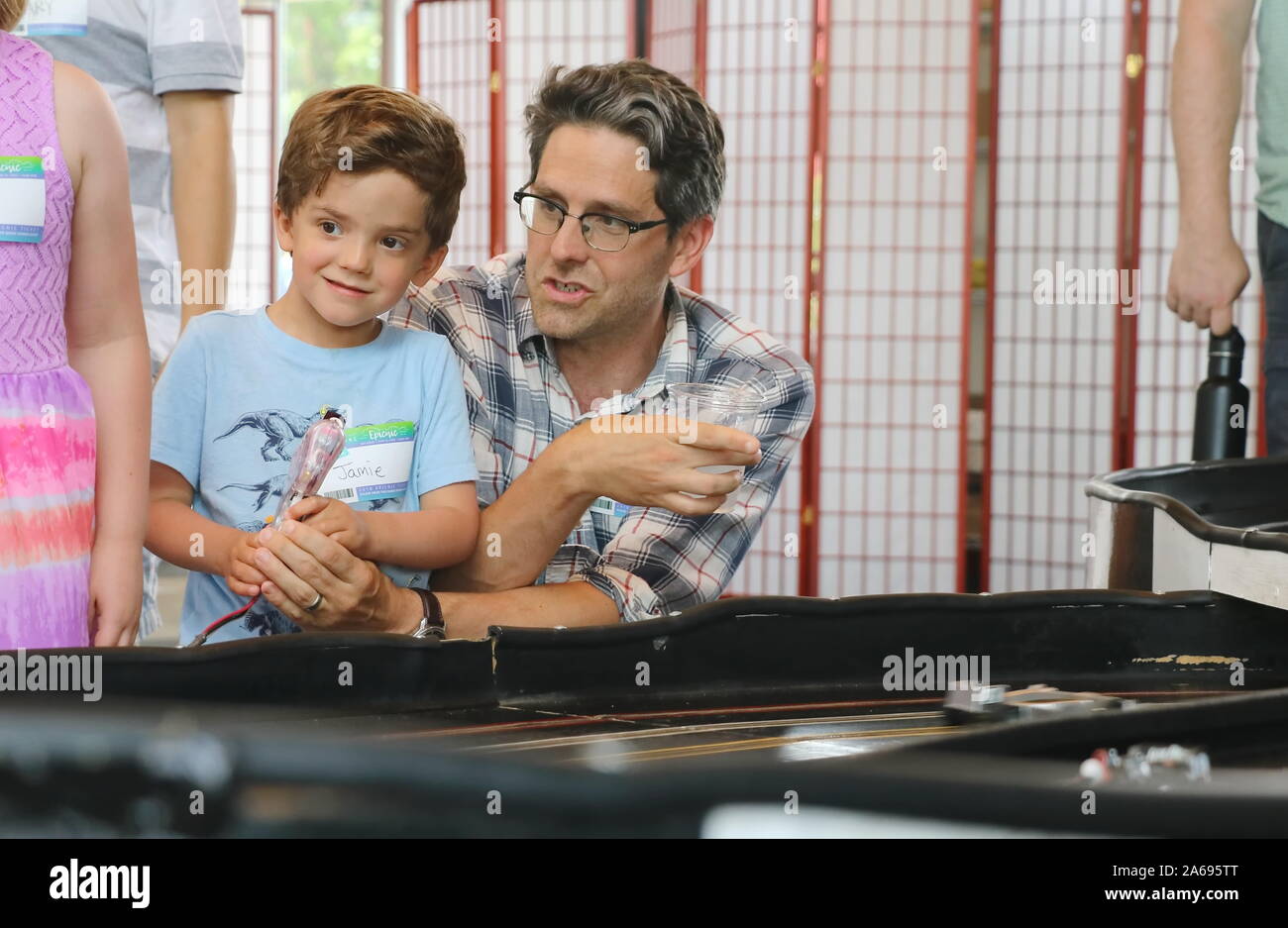 Verona, WI/USA - 16. Juni 2018: Vater und Sohn spielen zusammen mit einem Slot car racing game Stockfoto