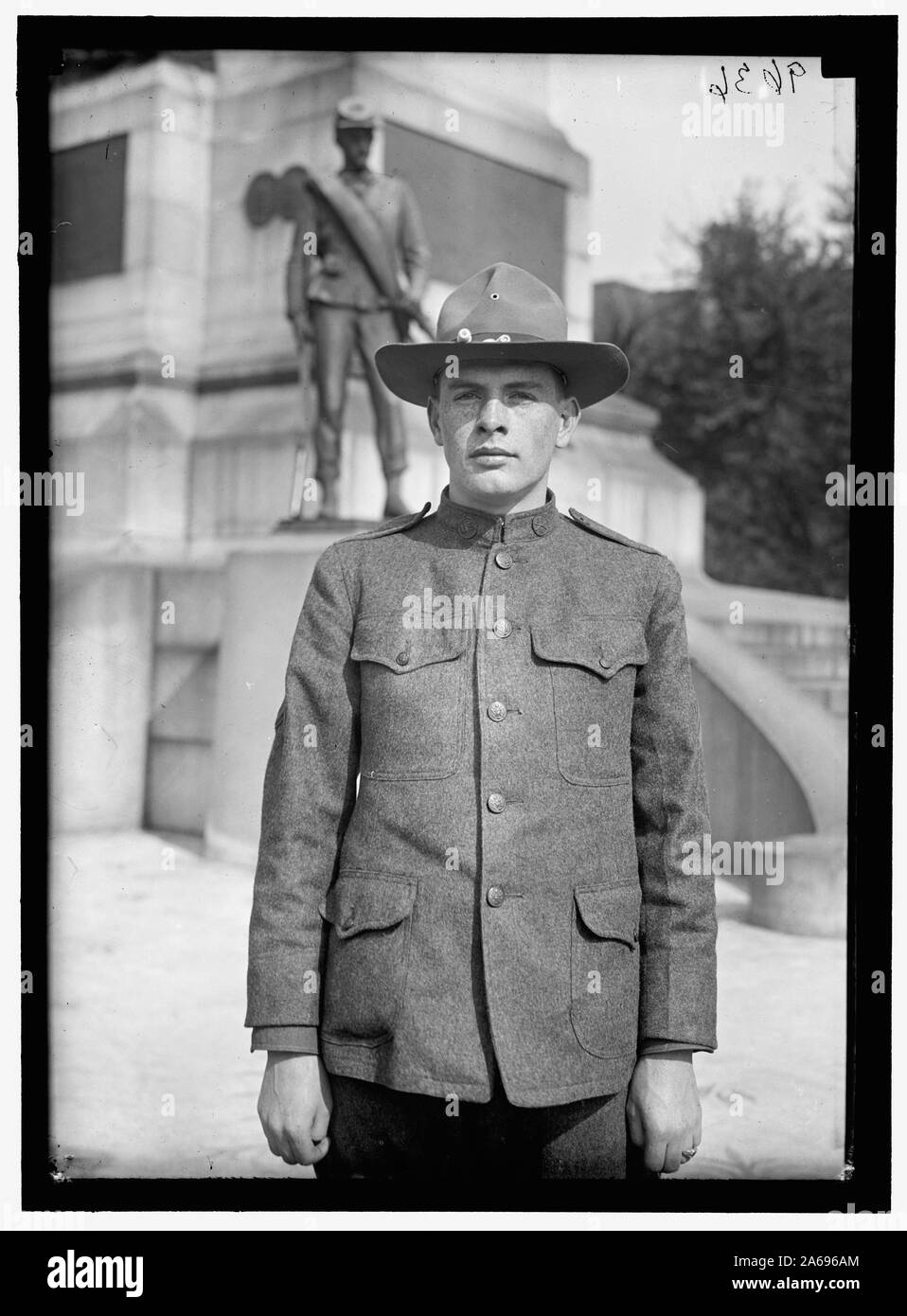 Junge Mann in Uniform vor Sherman Monument, Washington, D.C. Stockfoto