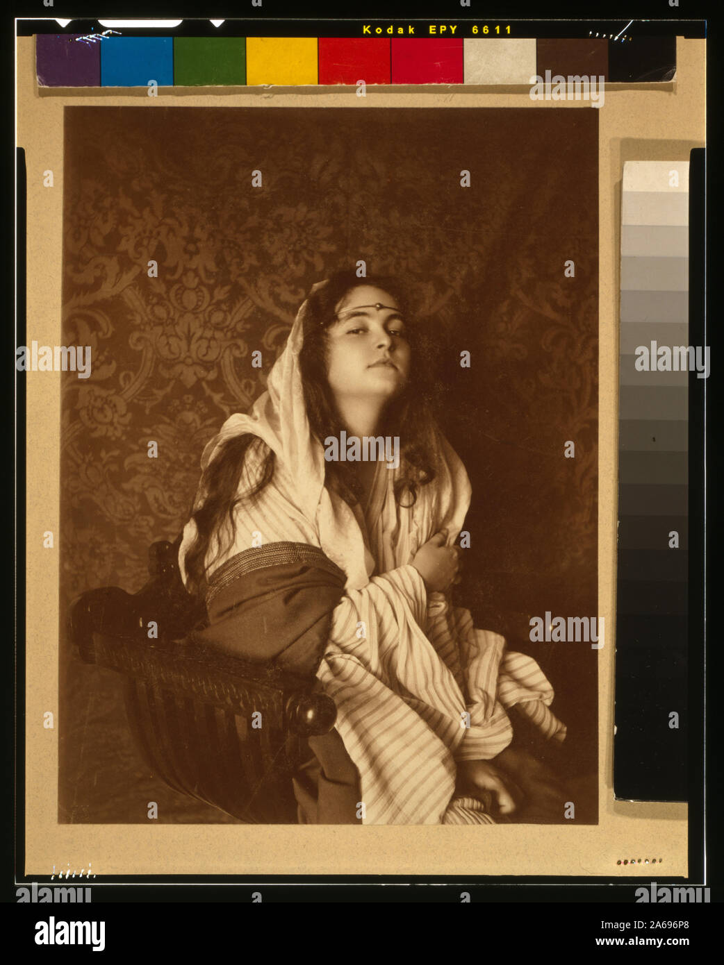 Junge Frau (Nancy Lovis (Kraft)) im Mittleren Osten Kostüm mit Juwelen Stirnband, Sitz Stockfoto
