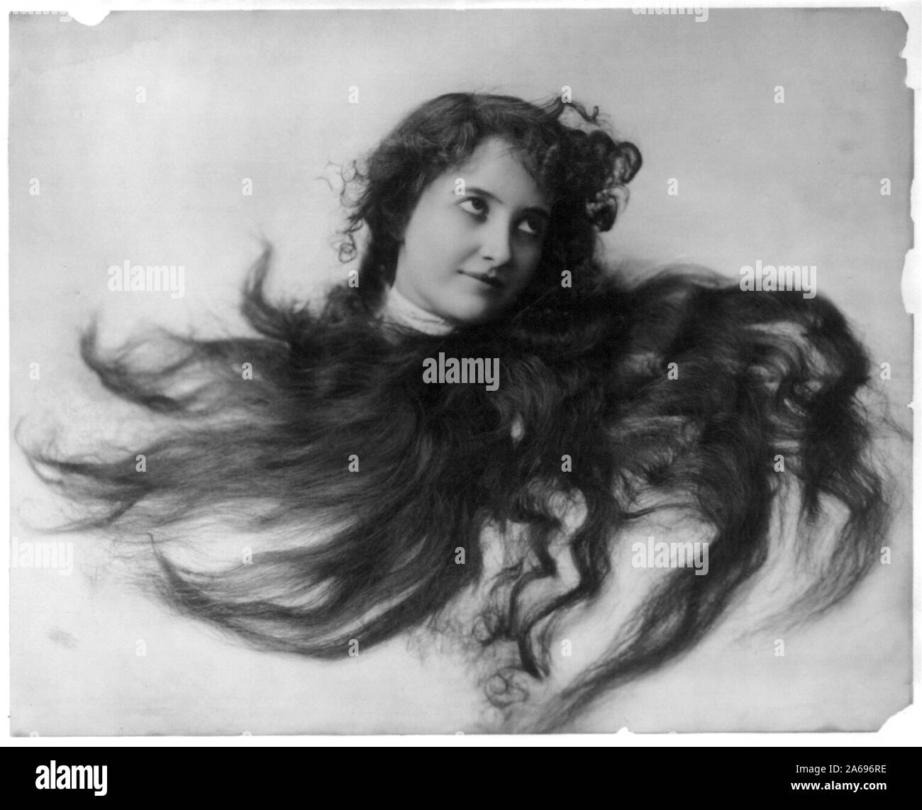 Junge Frau Modellierung: Kopf, im fließenden Haar umrahmt Stockfoto