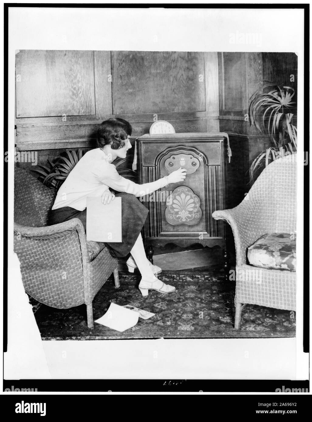 Junge Frau Tuning ein Radio Stockfoto