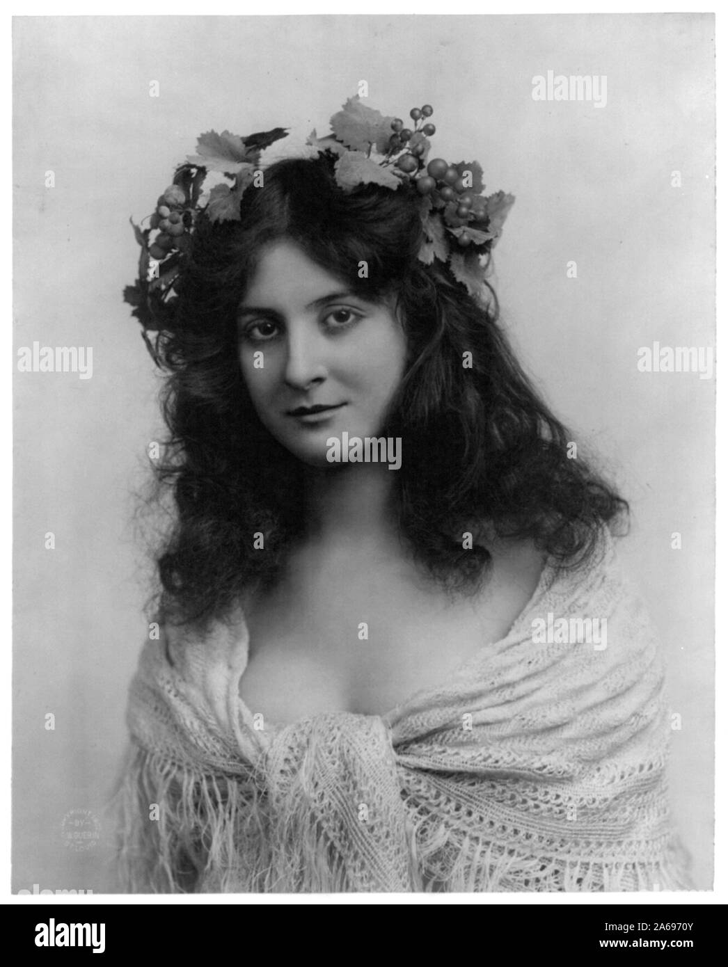 Junge Frauen Modellierung: die Hälfte lgth., Trauben und Blätter auf Kopf, Schal tragen Stockfoto