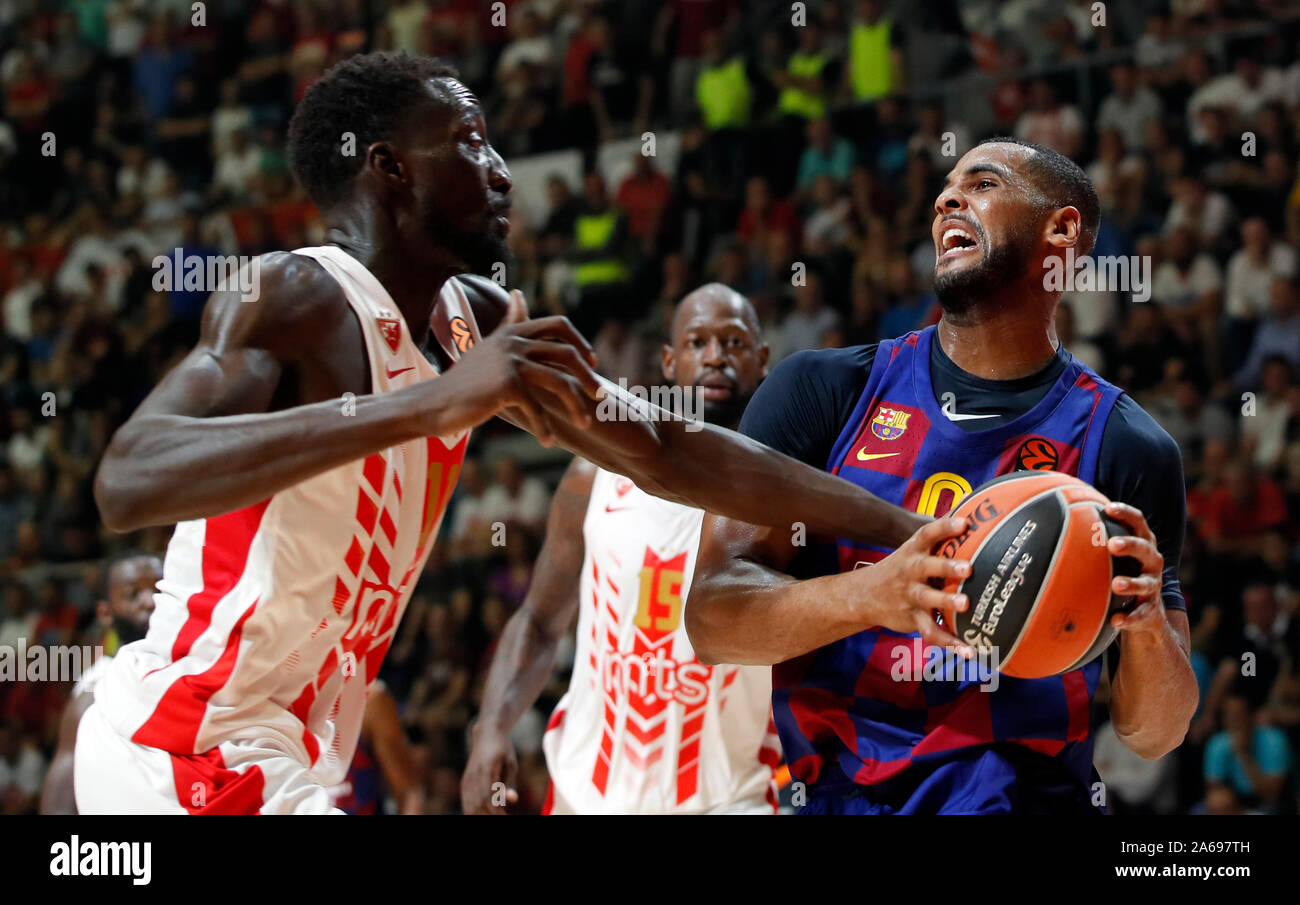 Belgrad. 24 Okt, 2019. Barcelonas Brandon Davies (R) Mias mit Crvena Zvezda Mouhammad Faye (L) während der regulären Saison Runde 4 Spiel im Uleb EuroLeague Basketball Turnier zwischen Crvena Zvezda und Barcelona in Belgrad, Serbien am Okt. 24, 2019. Credit: Predrag Milosavljevic/Xinhua/Alamy leben Nachrichten Stockfoto