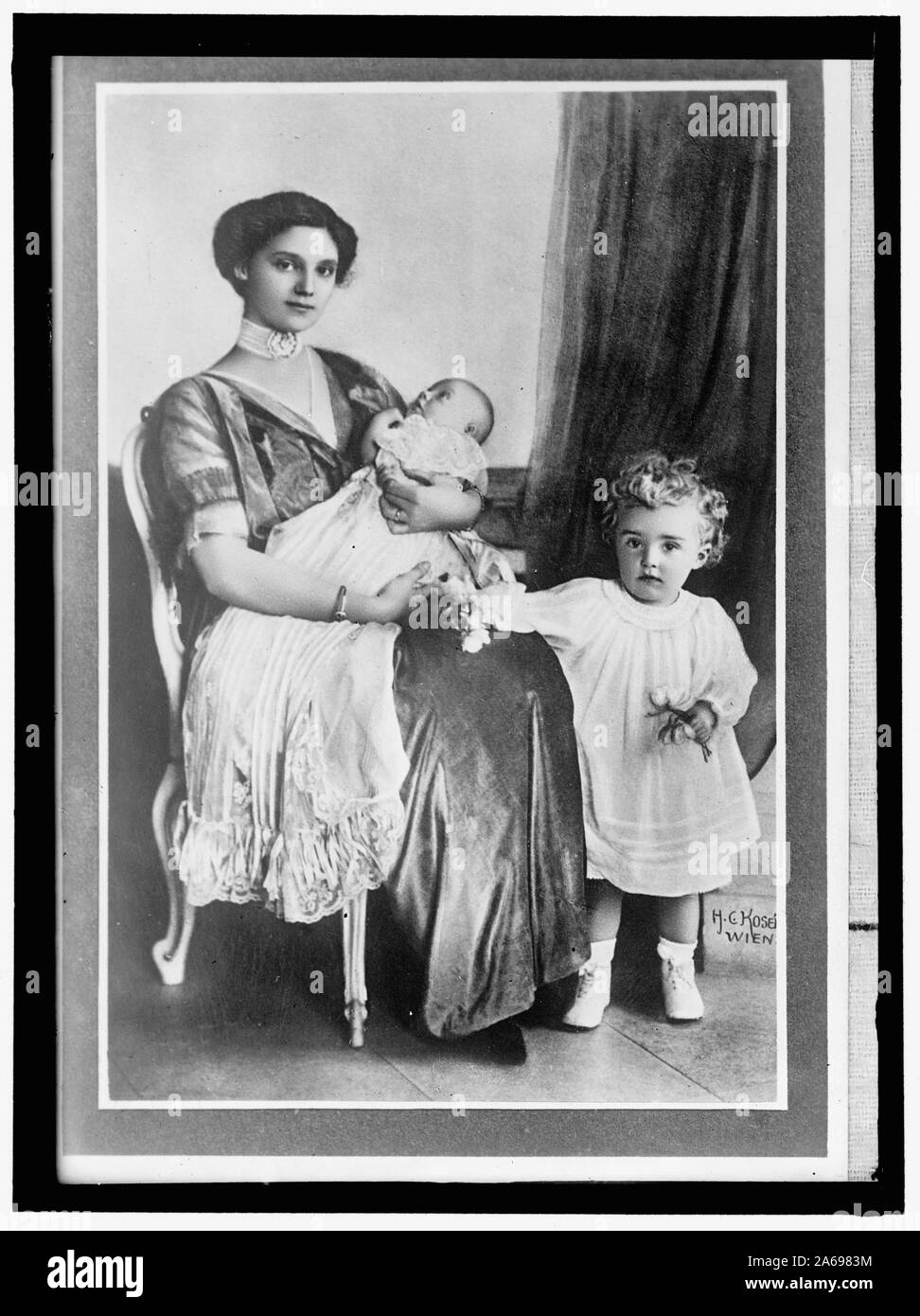 H.R.H. ZITA, Kaiserin von Österreich, geb. 1892, Prinzessin von Bourbon und Parma. Mit Sohn, Otto, UND KLEINKINDER Stockfoto