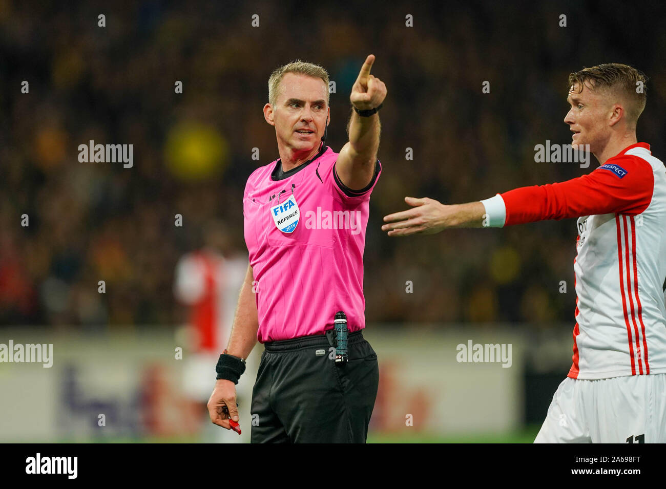 Bern, Schweiz - 24. Oktober: Schiedsrichter Jakob Kehlet (DEN) fordert ein Foul in der Europa League Gruppe G Stufe Fußballspiel zwischen BSC Young Boys Stockfoto
