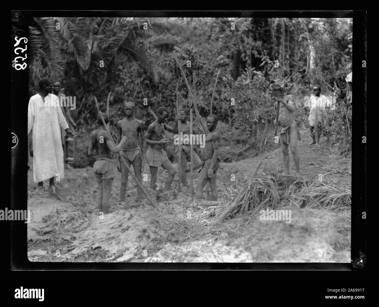 Sansibar. Einheimische treten Schlamm zur Herstellung von Ziegeln Stockfoto