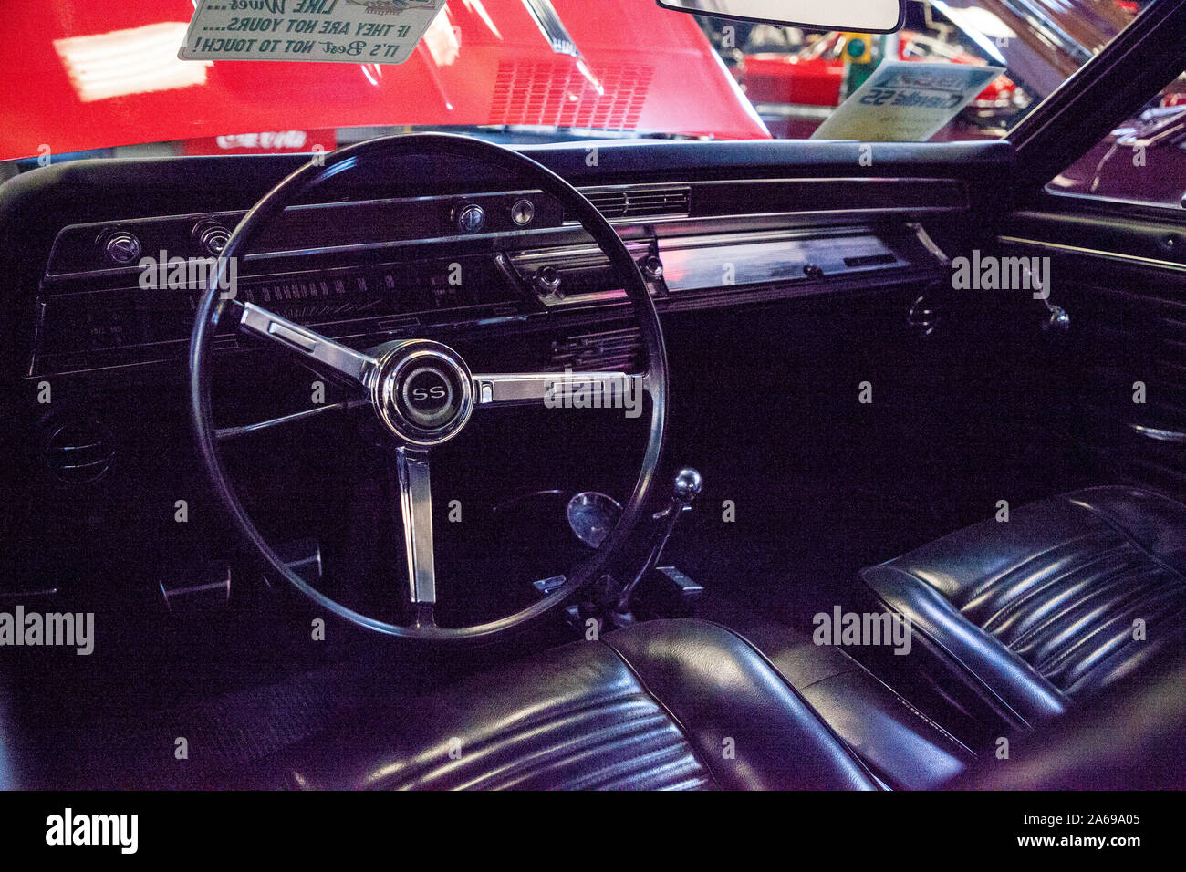 Punta Gorda, Florida, USA - Oktober 13, 2019: Rot 1967 Chevrolet Impala SS  427 an der Muscle Car City Museum angezeigt. Redaktionelle Verwendung  Stockfotografie - Alamy