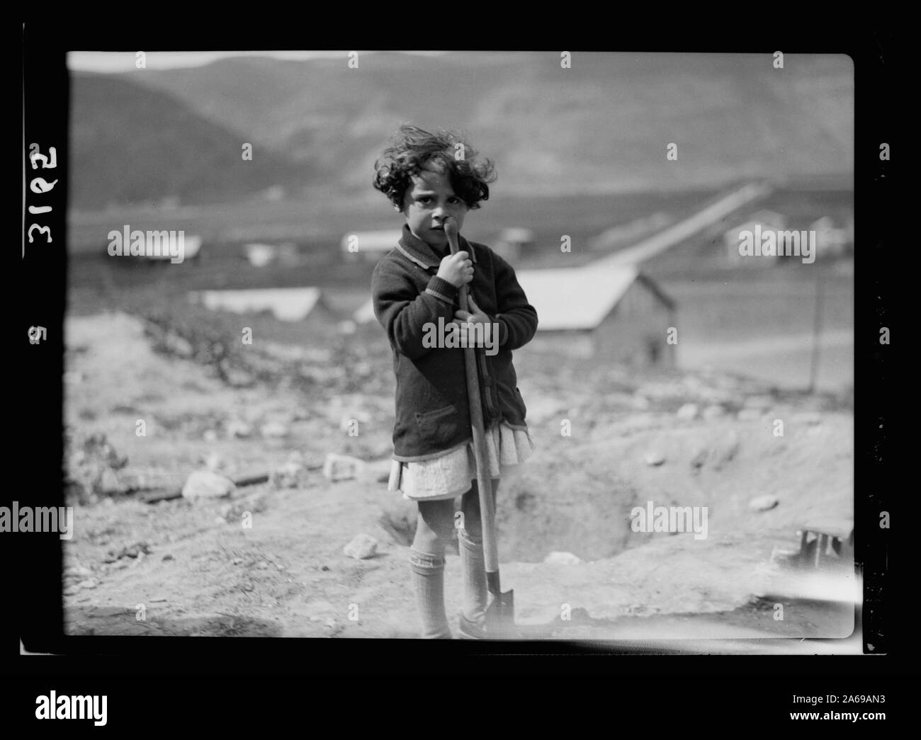 Zionistischen Kolonien auf Sharon. Ben Shemen, einem jungen Landwirt. Kind mit Spaten Stockfoto
