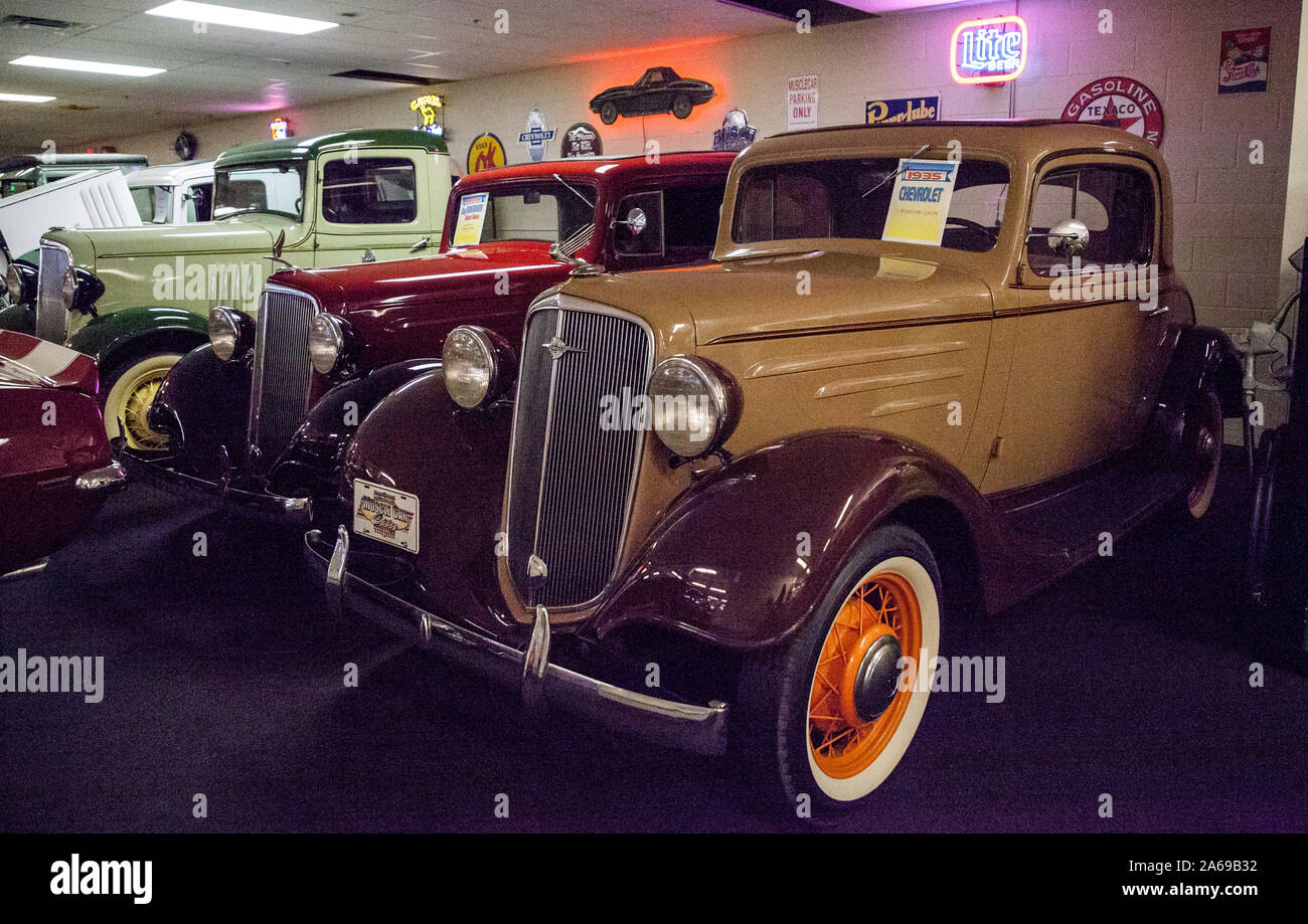 Punta Gorda, Florida, USA - Oktober 13, 2019: Tan 1935 Chevrolet coupé wird angezeigt durch das Muscle Car City Museum. Redaktionelle Verwendung Stockfoto