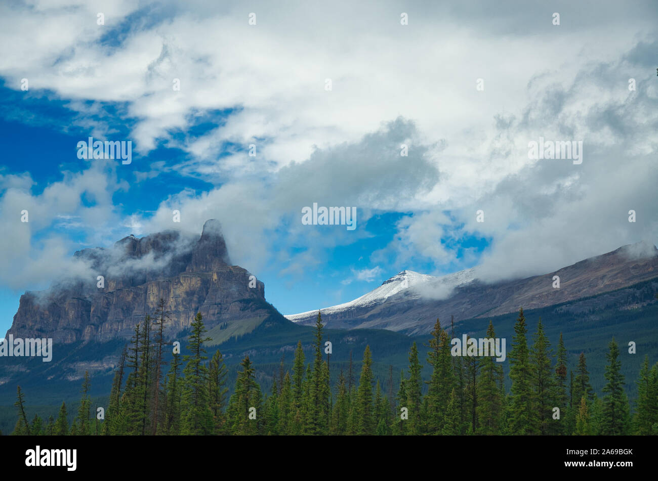 Blick auf die kanadischen Rocky Mountains im Banff National Park in Alberta Stockfoto