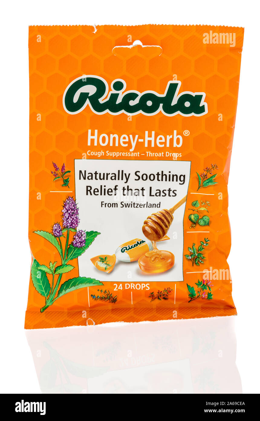 Winneconne, WI - 23. Oktober 2019: ein Paket von Ricola Honig Kräuter Hustenbonbons auf einem isolierten Hintergrund Stockfoto