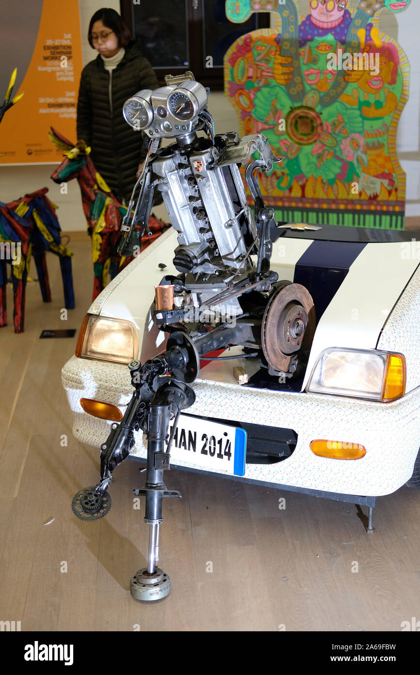 Leipzig, Deutschland. 24 Okt, 2019. Kunst aus dem Auto Schrott mit dem Titel 'Transfer 2 durch koreanische Künstler Khan ist im Designer öffnen fair an der Koreanischen Upcycling Kunst & Design in der Congress Hall ausgestellt. Vom 25. bis 27. Oktober 2019, über 160 Aussteller aus 10 Ländern präsentieren innovative und nachhaltige Ideen. Credit: Sebastian Willnow/dpa-Zentralbild/dpa/Alamy leben Nachrichten Stockfoto