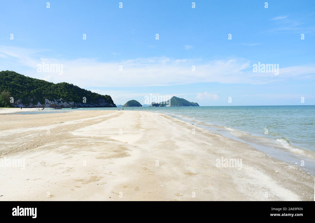 Beruhigende Meer mit Insel und blauer Himmel im Hintergrund bei Laem Sala Beach, Khao Sam Roi Yot Nationalpark, Prachuap Khiri Khan, Thailand Stockfoto