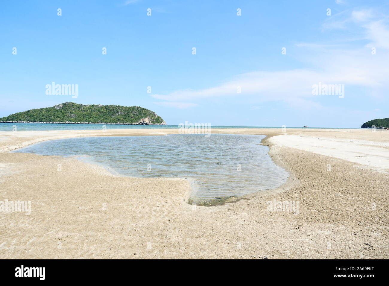 Beruhigende Meer mit Insel und blauer Himmel im Hintergrund bei Laem Sala Beach, Khao Sam Roi Yot Nationalpark, Prachuap Khiri Khan, Thailand Stockfoto