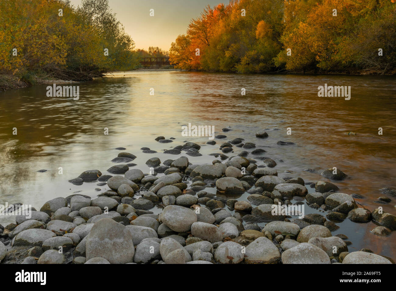 Boise River im schönen Abendlicht. Boise Green Belt. Kleine mountain river, Herbst Farben. Stockfoto