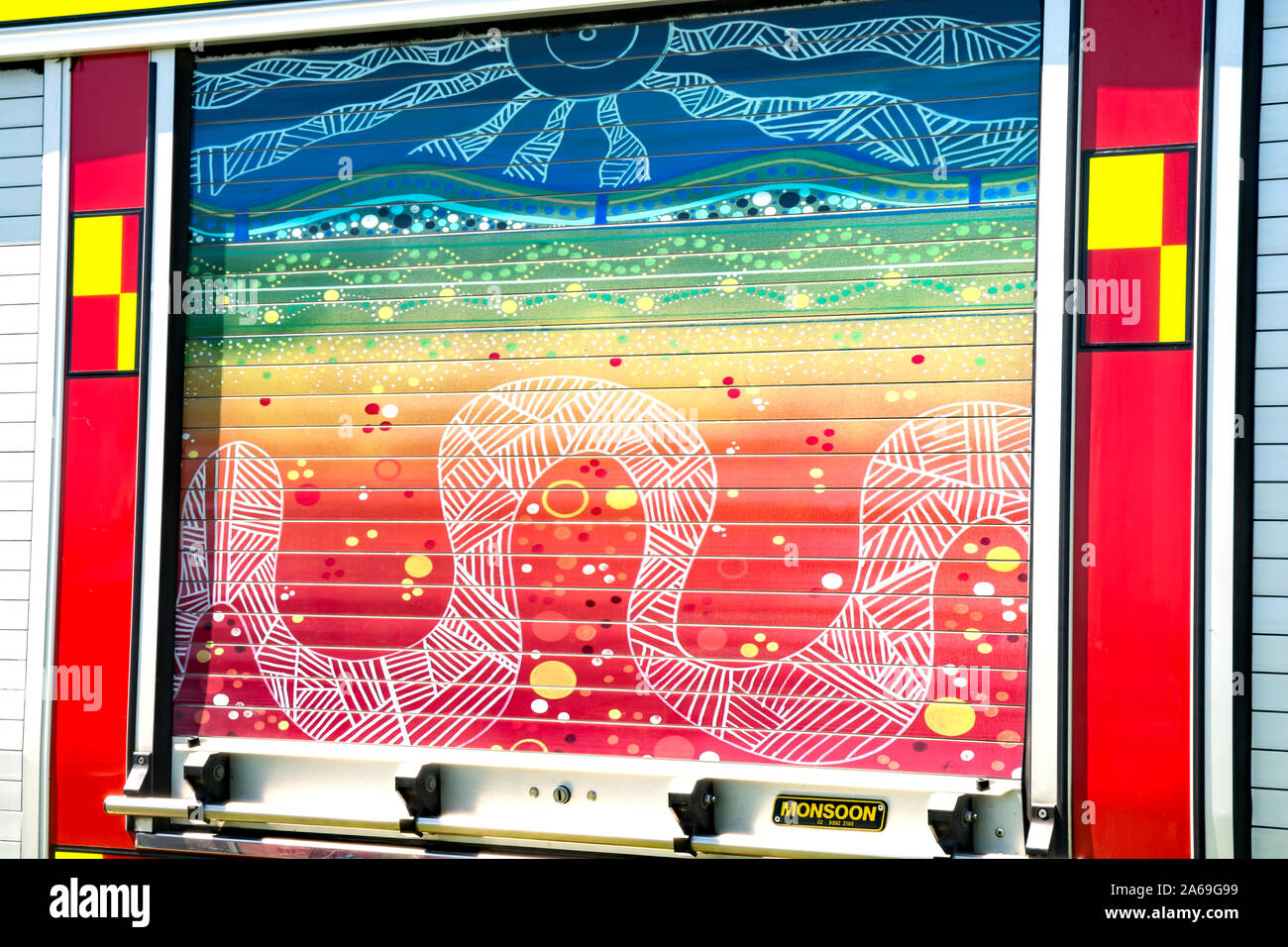 Kunst der Aborigines arbeiten durch lokale Kamilaroi First Nation Mitglieder auf der Seite Rolltor eines Isuzu Feuerwehr Motor. Stockfoto