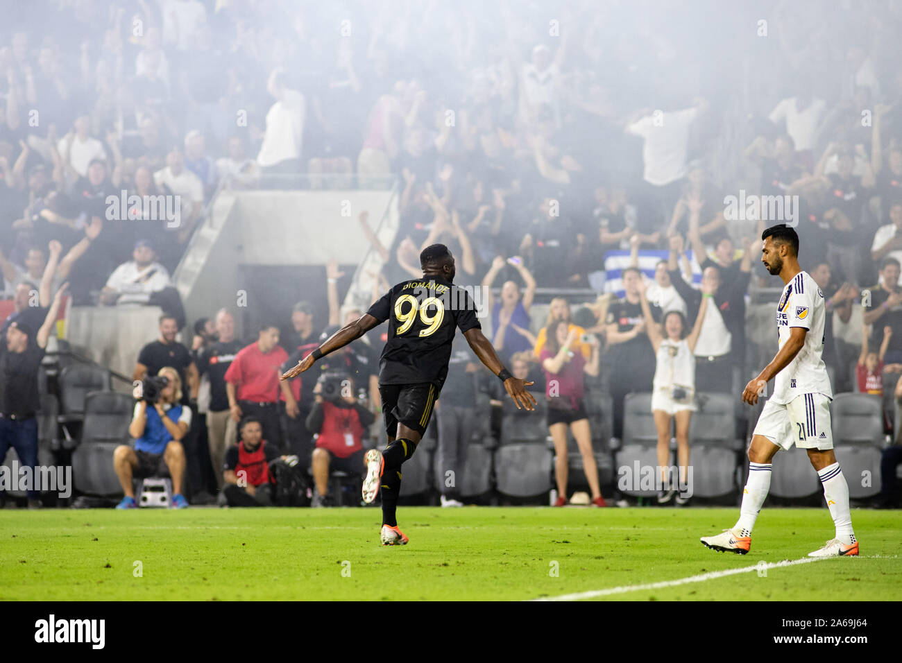 Los Angeles, USA. 24. Okt. 2019. Adama Diomande (99) feiert nach dem Scoring vierten LAFC ist Ziel des Spiels gegen die Galaxy in der Western Conference Halbfinale. Credit: Ben Nichols/Alamy leben Nachrichten Stockfoto