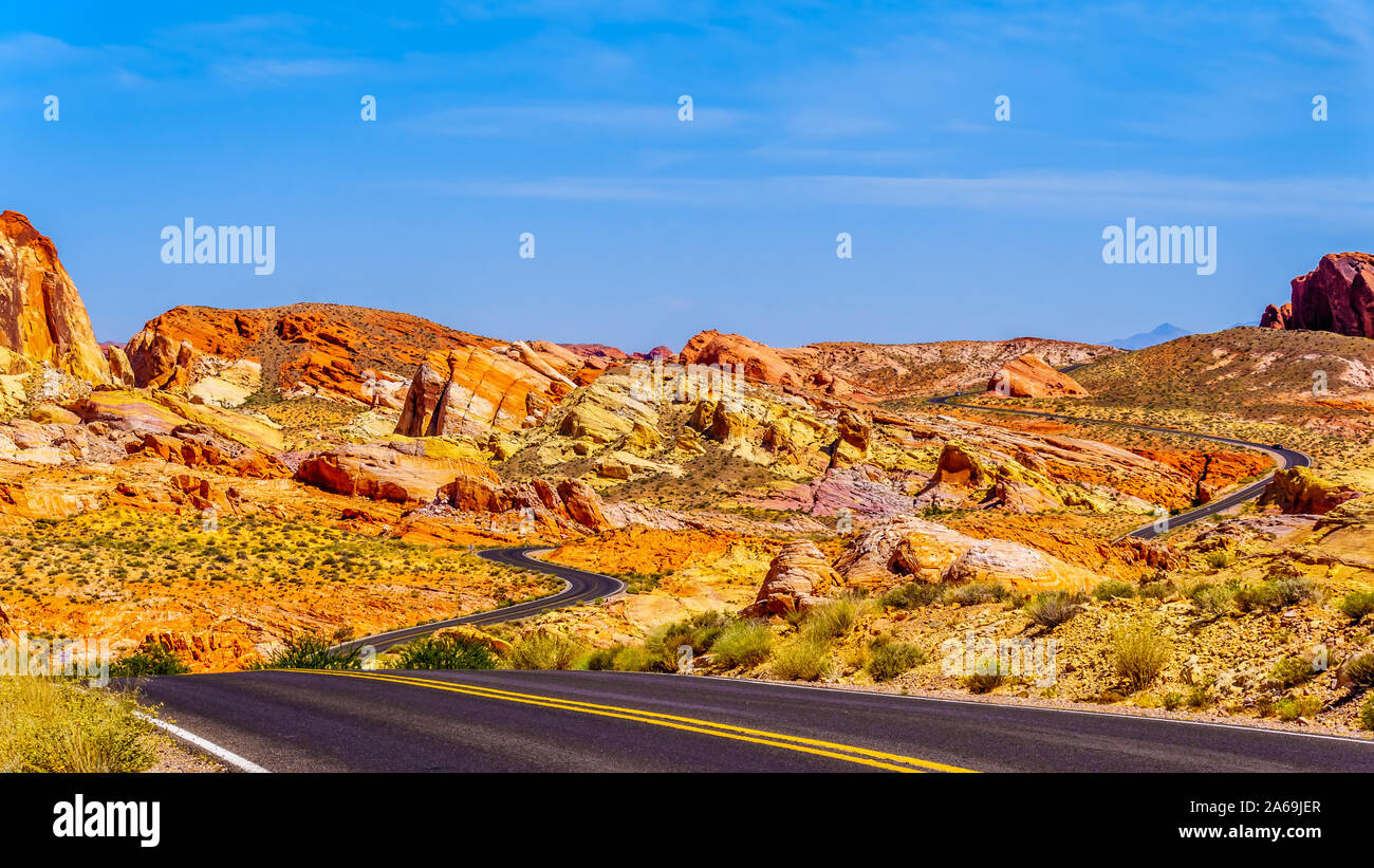 Die bunten Aztec Sandstein Felsformationen entlang der weißen Kuppeln Straße wie es schlängelt sich durch das Tal des Feuers State Park in Nevada, USA Stockfoto