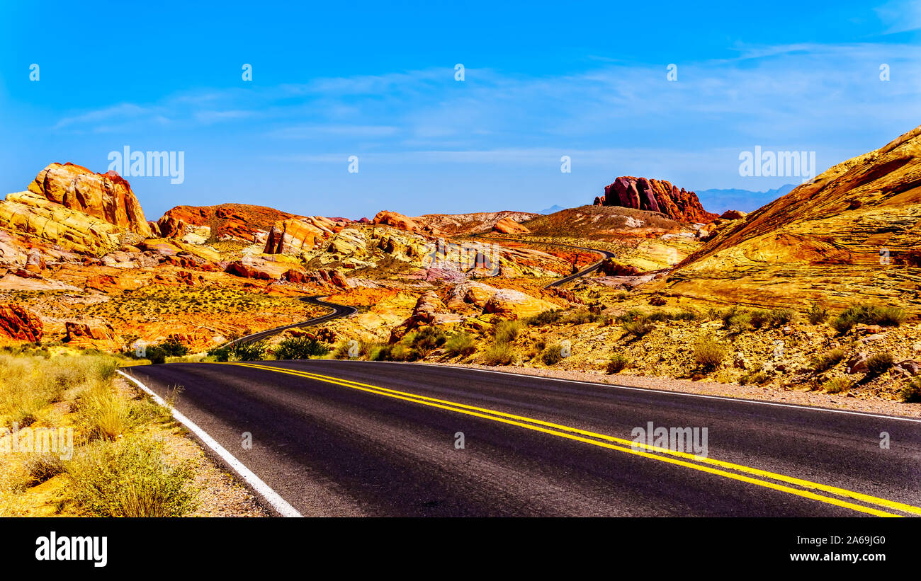 Die bunten Aztec Sandstein Felsformationen entlang der weißen Kuppeln Straße wie es schlängelt sich durch das Tal des Feuers State Park in Nevada, USA Stockfoto