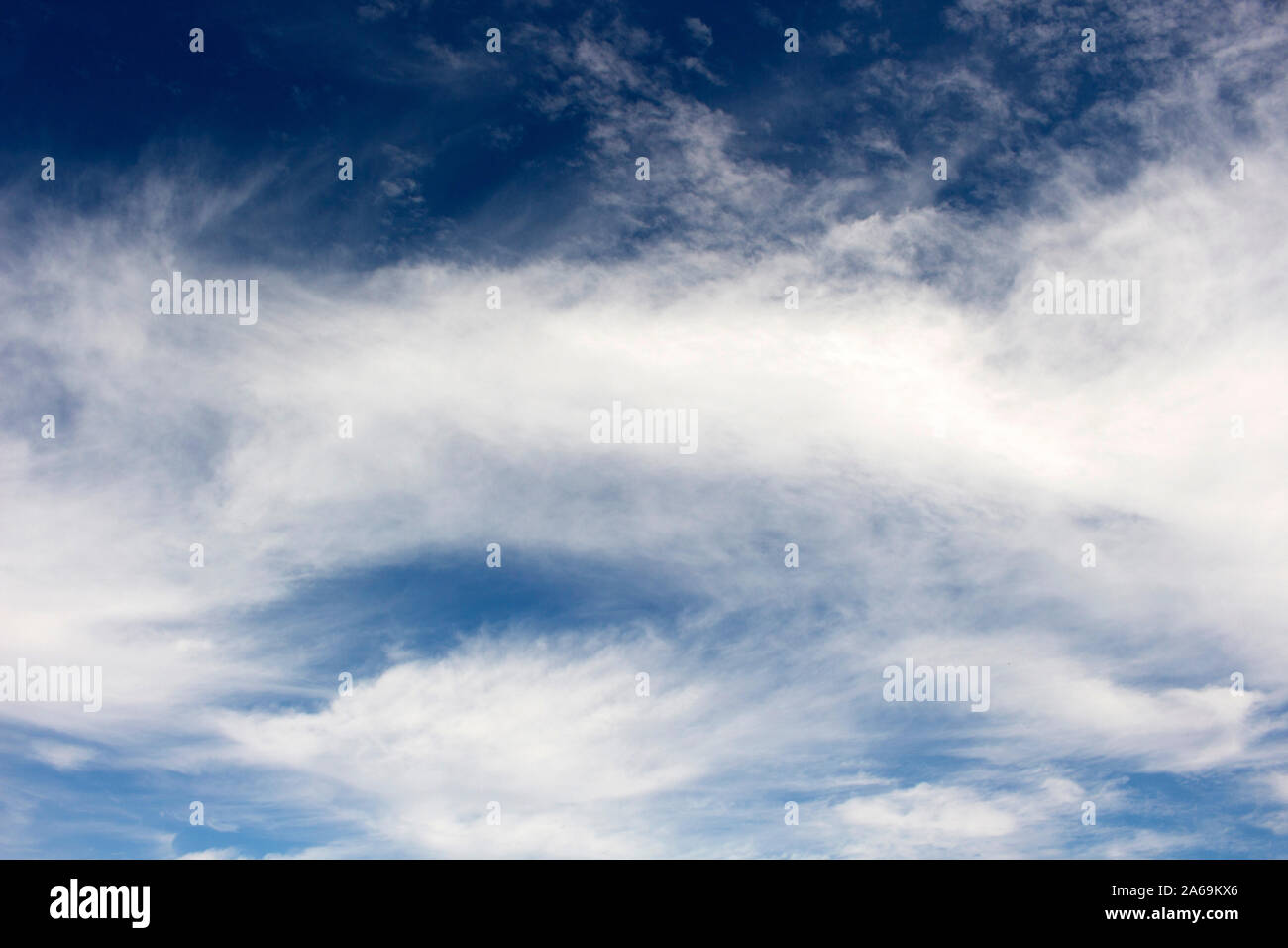 Hohe Weiße wispy cirrus Wolken mit cirro-stratus im blauen australischen Himmel genannt Schwänze die Mare, schönes Wetter für jetzt mit Stürmen später kommen. Stockfoto