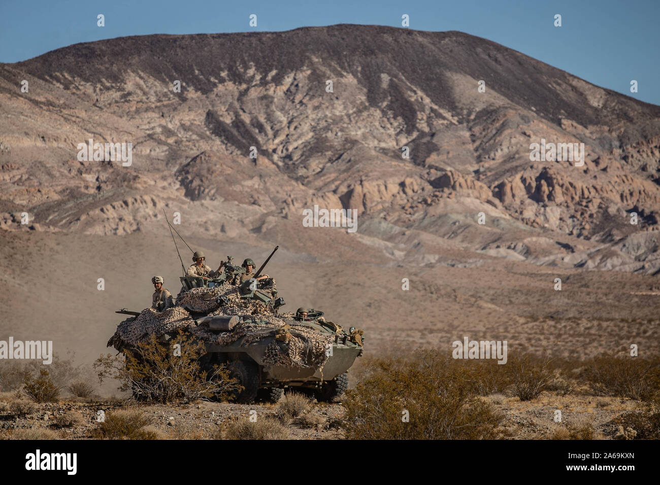 Us-Marines mit 2. Light Armored Reconnaissance Battalion, 2nd Marine Division, kommen an einem schnellen Nachschub Punkt in leichten gepanzerten Fahrzeug 25 von Marines mit Combat Logistik Bataillons (CLB) 8, die Bekämpfung der Logistik Regiment 2, 2 Marine Logistics Group während der integrierte Ausbildung Übung (ITX) 1-20 in der Marine Corps Air Ground Combat Center Twentynine Palms, Kalifornien, Okt. 22, 2019 betankt wird. CLB-8 mit 2. Marine Regiment während ITX integriert wie die Logistik combat Element zu taktischen Logistik in den Bereichen der mittleren und schweren Motor Transport jenseits des Regimentes Stockfoto