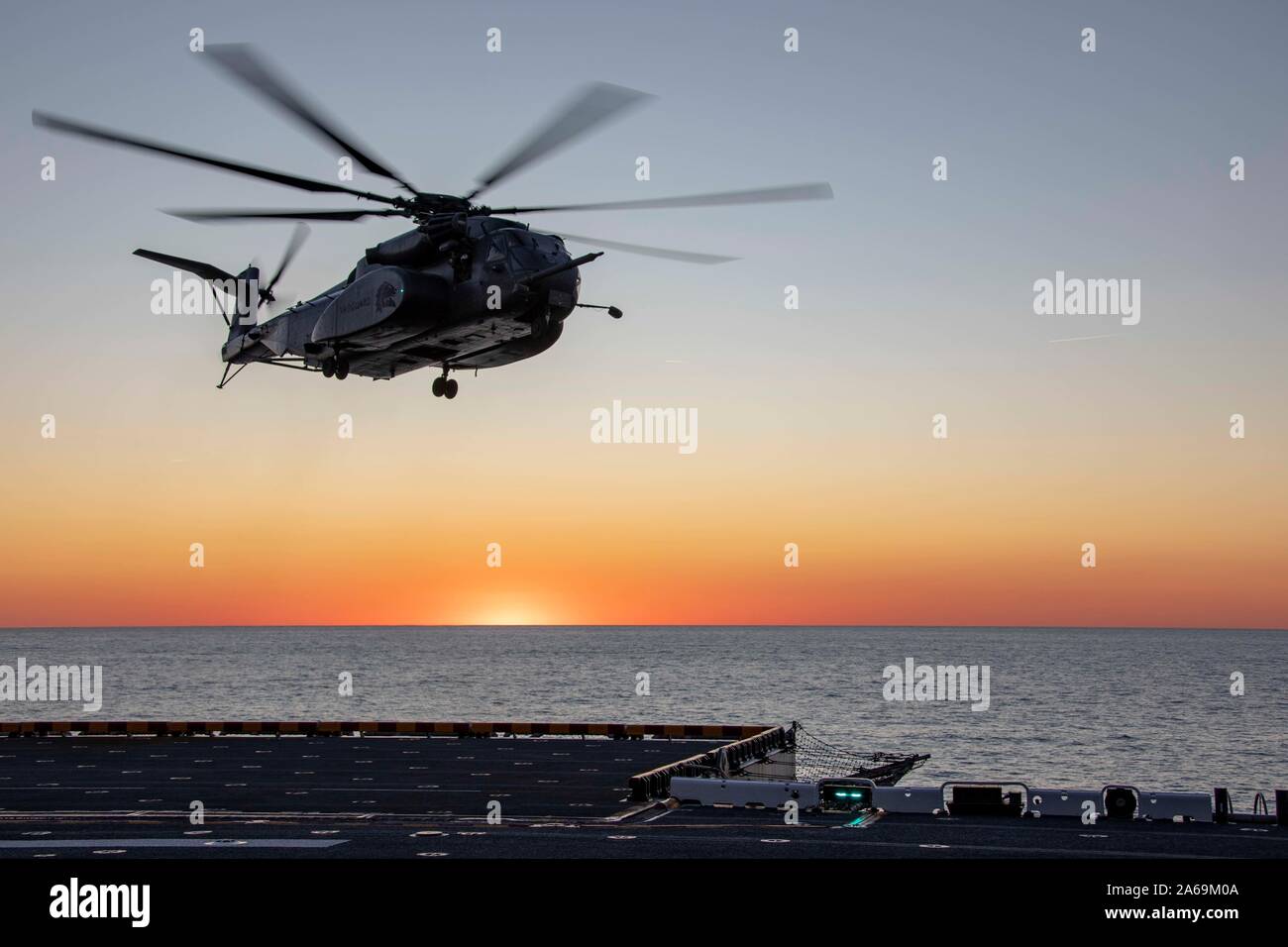 190031-N-YH 603-1063 ATLANTIK (Okt. 2010) 24, 2019) Ein CH-53E Super Stallion schwebt über dem Flight Deck der Wasp-Klasse amphibisches Schiff USS Kearsarge (LHD3). Kearsarge unterwegs ist die Durchführung von routinemäßigen Schulung. (U.S. Marine Foto von Mass Communication Specialist 2. Klasse Casey Moore/Freigegeben) Stockfoto