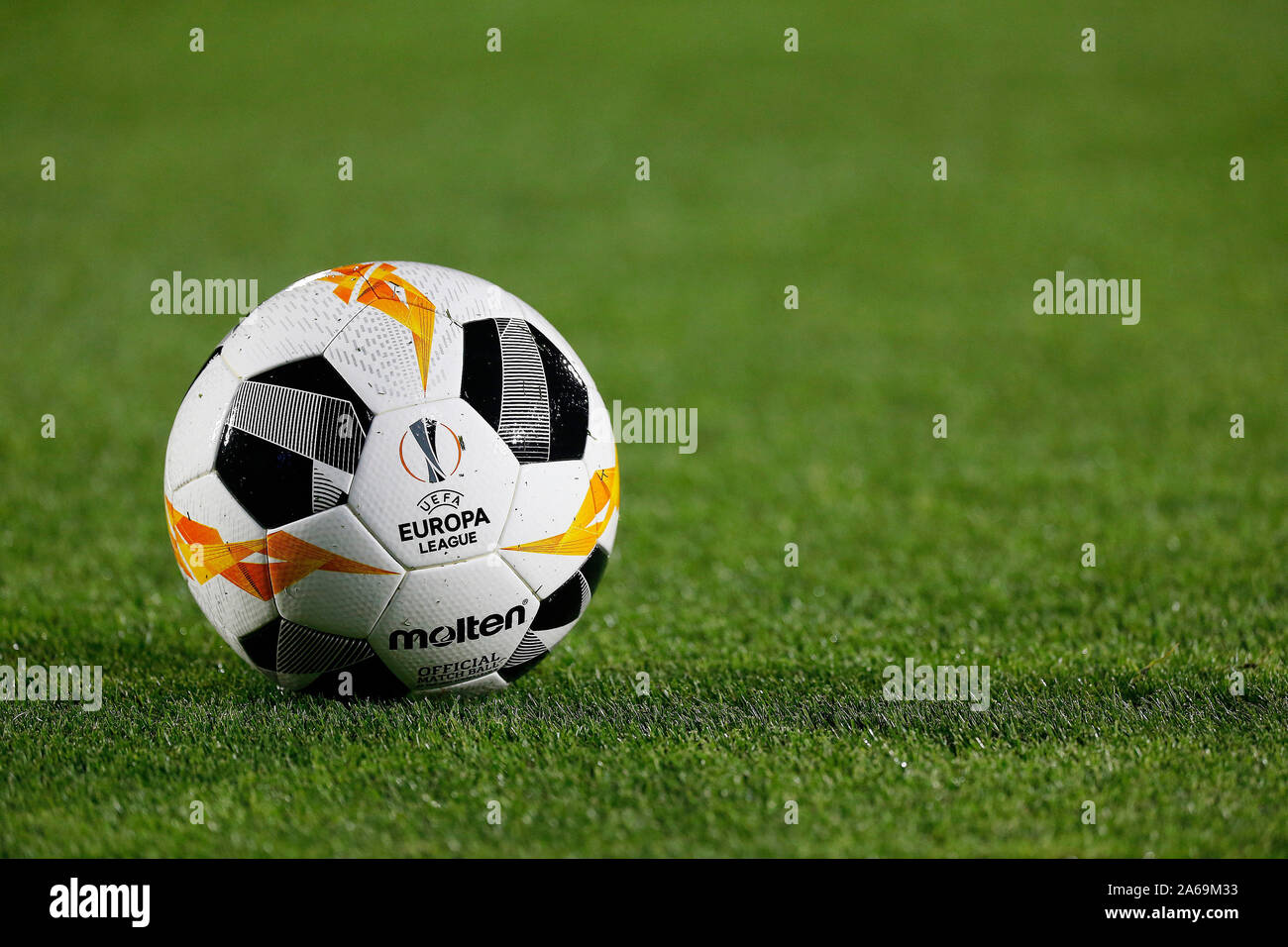 Madrid, Spanien. 24 Okt, 2019. Offizielle Ball vor dem UEFA Europa League Spiel zwischen Getafe CF und FC Basel im Coliseum Alfonso Perez in Madrid gesehen. (Endstand; Getafe CF 0:1 FC Basel) Credit: SOPA Images Limited/Alamy leben Nachrichten Stockfoto