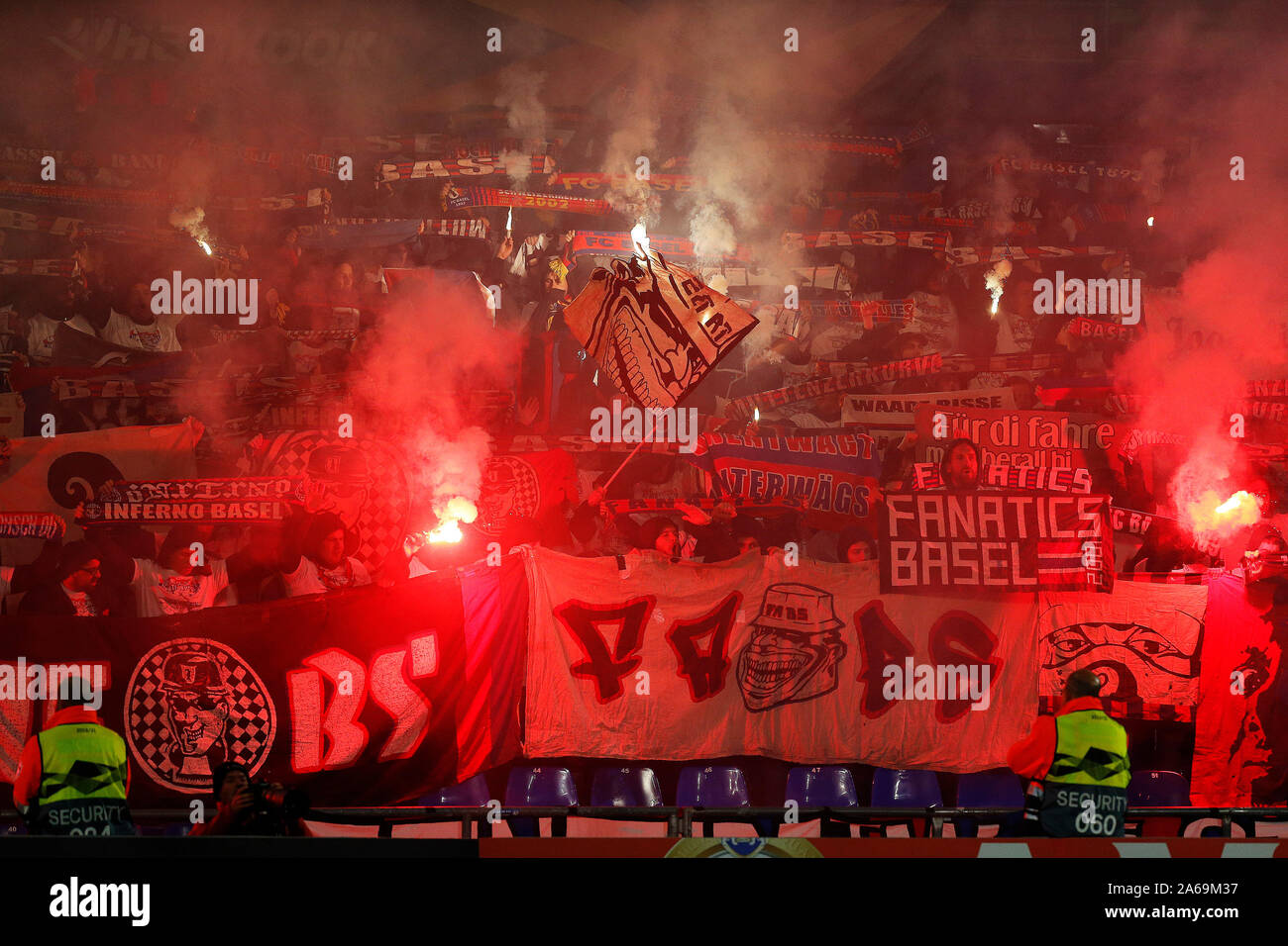 Madrid, Spanien. 24 Okt, 2019. Die Anhänger des FC Basel Feiern während der UEFA Europa League Spiel zwischen Getafe CF und FC Basel im Coliseum Alfonso Perez in Madrid (Endstand; Getafe CF 0:1 FC Basel) Credit: SOPA Images Limited/Alamy leben Nachrichten Stockfoto