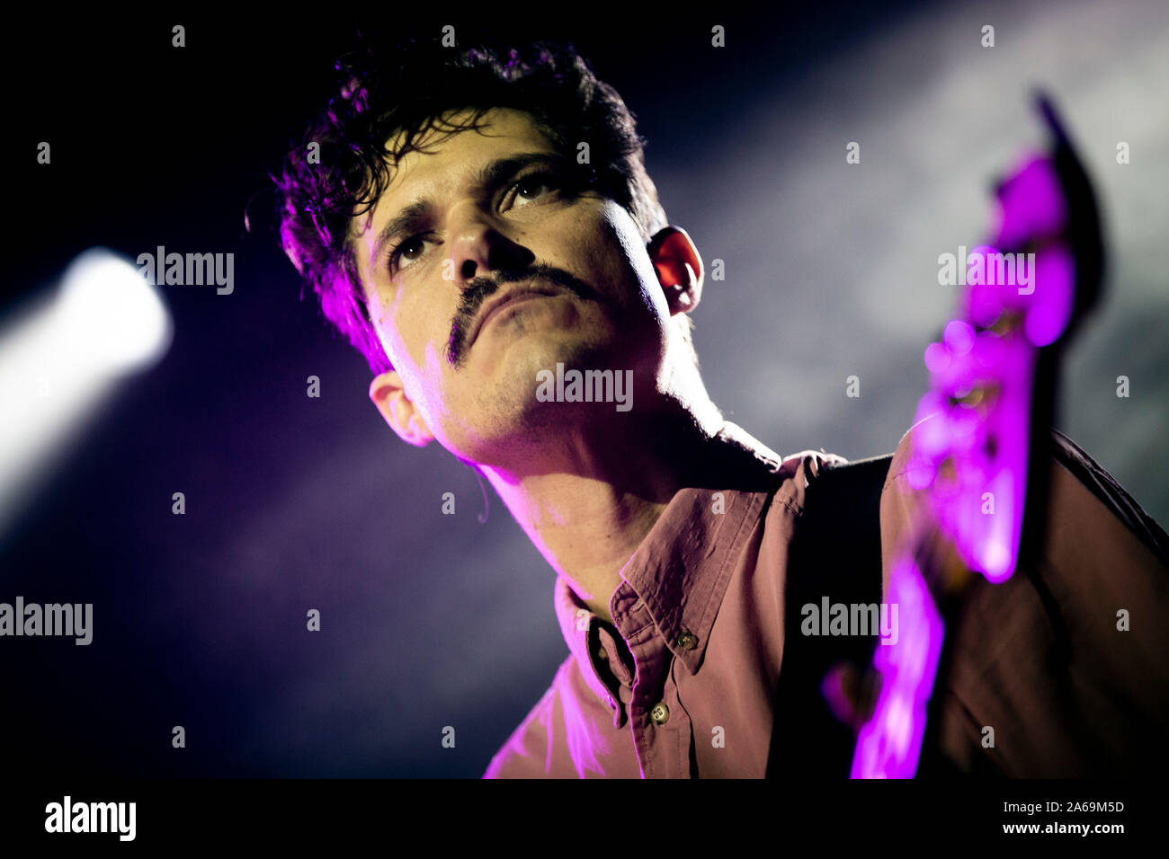 Porto, Portugal. 24 Okt, 2019. Rasmus Stolberg aus dem Dänischen indie rock Gruppe Efterklang führt live auf der Bühne im Hard Club in Porto. Credit: SOPA Images Limited/Alamy leben Nachrichten Stockfoto