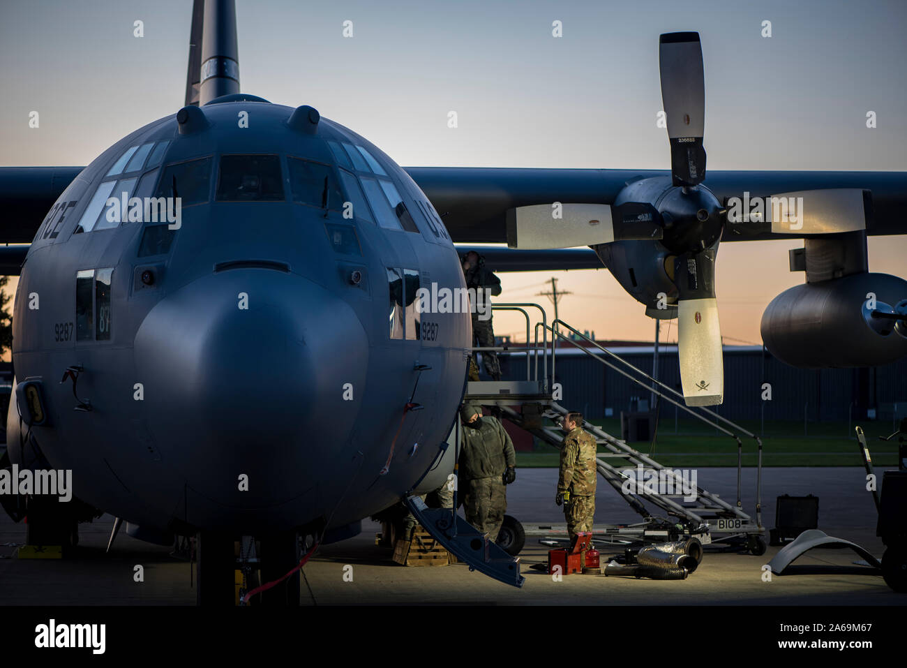 Mitglieder des 179Th Airlift Wing Instandhaltungsgruppe arbeiten an der C-130H Hercules in den frühen Morgen an der 179th Airlift Wing, Mansfield, Ohio, als Teil des normalen Betriebs, Okt. 23, 2019. Die 179Th AIrlift Wing ist immer auf einer Mission, die erste Wahl zu sein, der Zustand und die Missionen mit einem vertrauenswürdigen Mannschaft der Flieger zu reagieren. (U.S. Air National Guard Foto von Tech. Sgt. Joe Harwood) Stockfoto