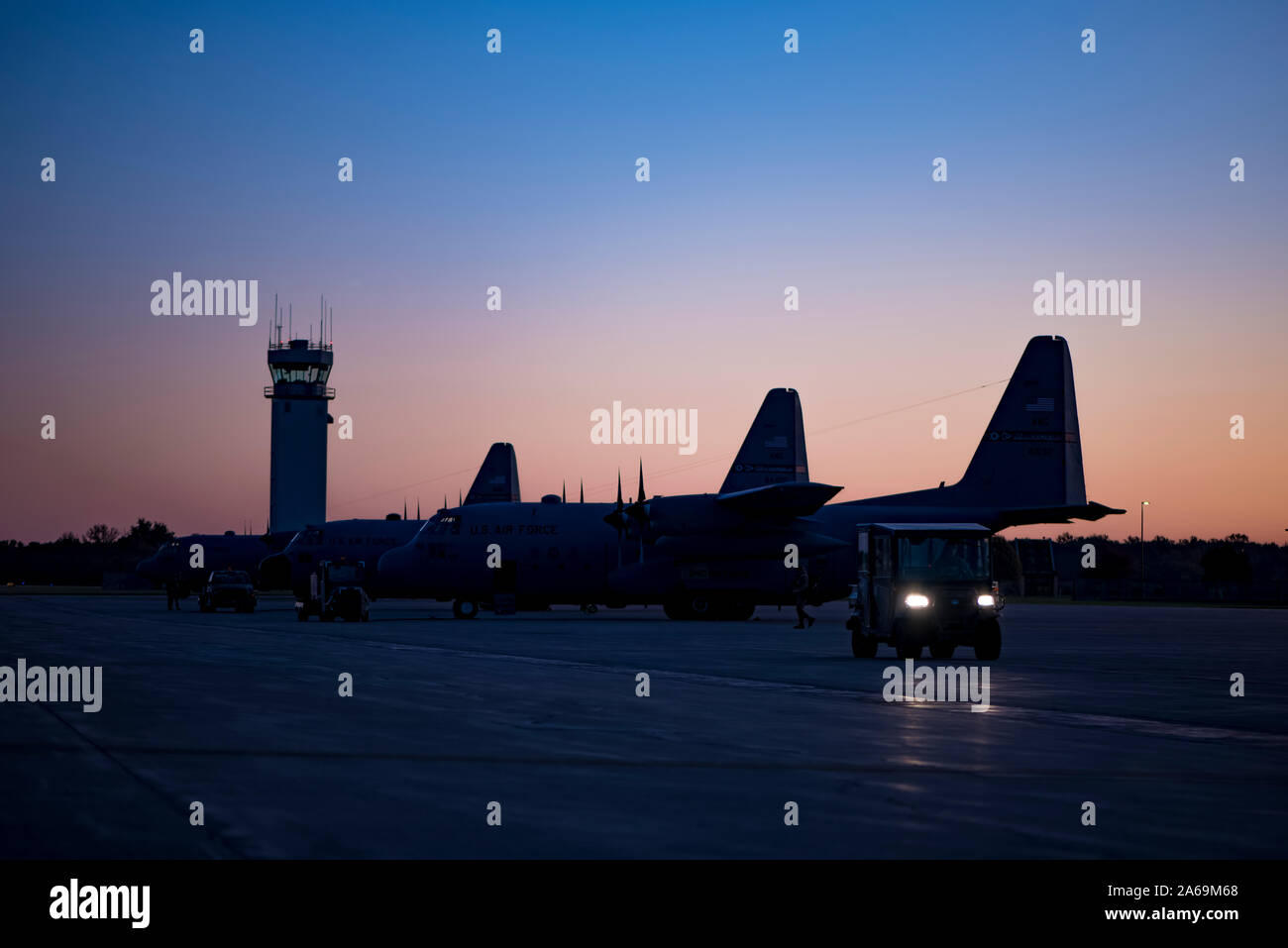Mitglieder des 179Th Airlift Wing Instandhaltungsgruppe arbeiten an der C-130H Hercules in den frühen Morgen an der 179th Airlift Wing, Mansfield, Ohio, als Teil des normalen Betriebs, Okt. 23, 2019. Die 179Th AIrlift Wing ist immer auf einer Mission, die erste Wahl zu sein, der Zustand und die Missionen mit einem vertrauenswürdigen Mannschaft der Flieger zu reagieren. (U.S. Air National Guard Foto von Tech. Sgt. Joe Harwood) Stockfoto