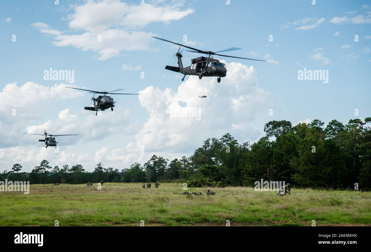 UH-60 (Blackhawks) vom 1.BATAILLON, 185 Aviation Regiment nach Ablegen von Soldaten an der Landing Zone während der Übung Arktis Amboss Oktober 6th, 2019 im Camp Shelby Joint Forces Training Center. Arktis Amboss ist eine Kraft auf Kraft ausüben, daß die Tests, die die psychische und physische Belastbarkeit der Soldaten beteiligt. (Mississippi National Guard Foto von Sgt. Shawn Keeton) Stockfoto